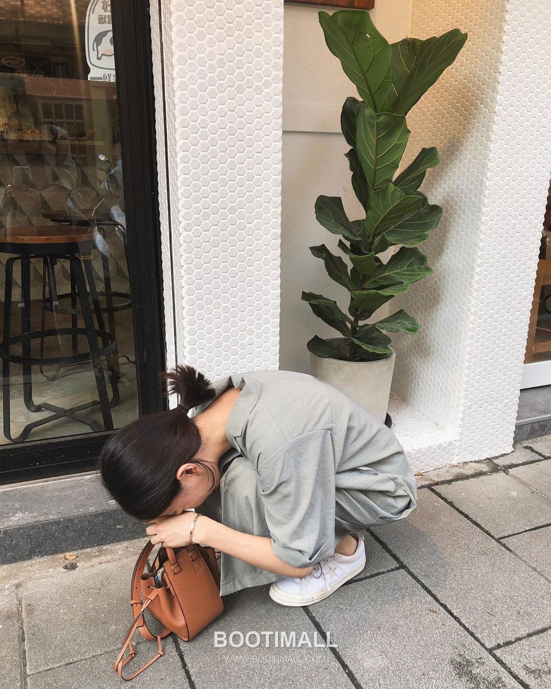 Loewe Mini Hammock Pebbled Calfskin Leather Drawstring Bag 10393 로에베 미니 해먹 페블드 카프스킨 드로스트링 숄더 크로스백 19cm 11