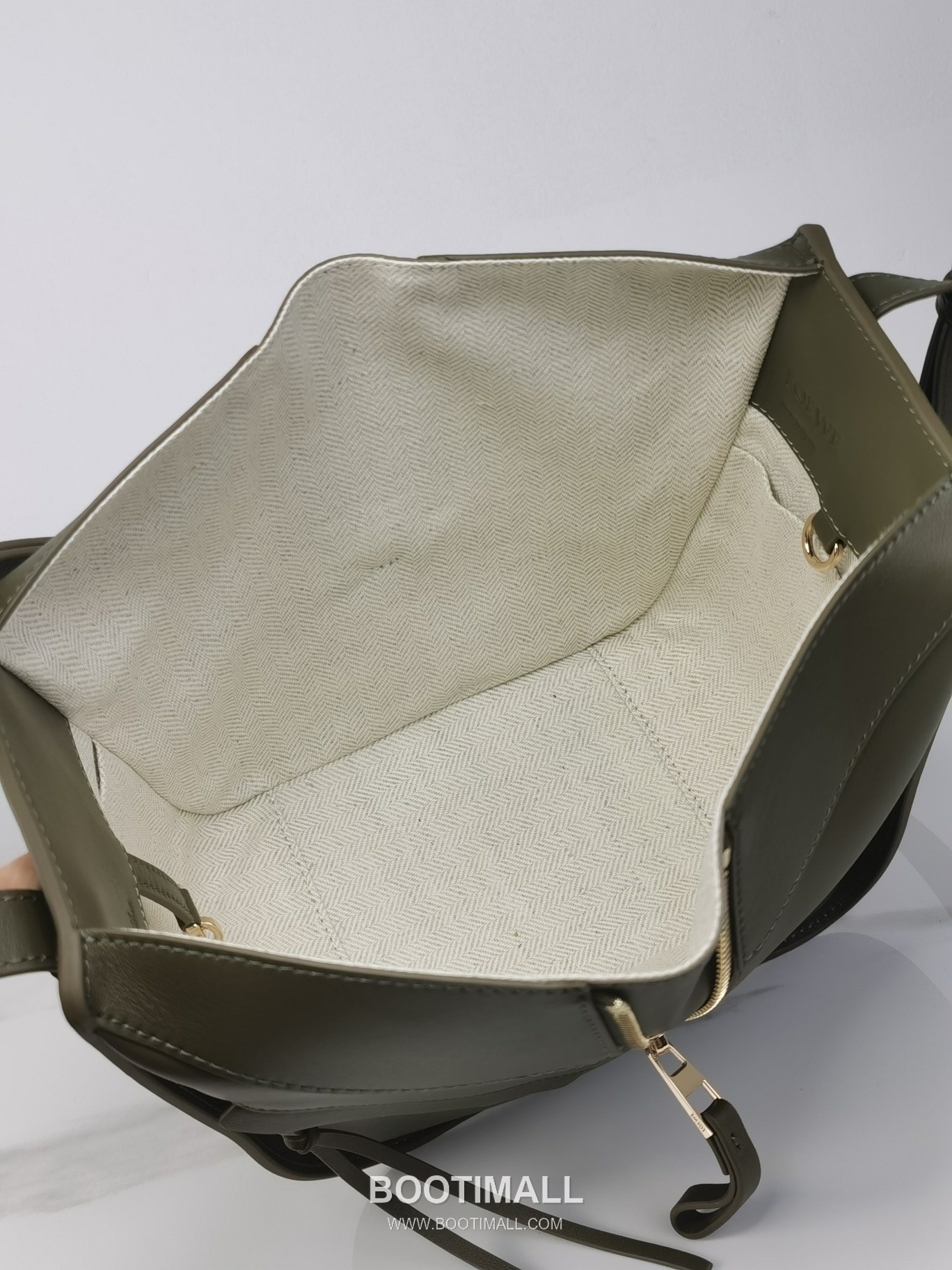 Loewe Hammock Compact Grained Calfskin Leather Shoulder Bag 8047 로에베 해먹 컴팩트 그레인 카프스킨 숄더 크로스백 20cm 8