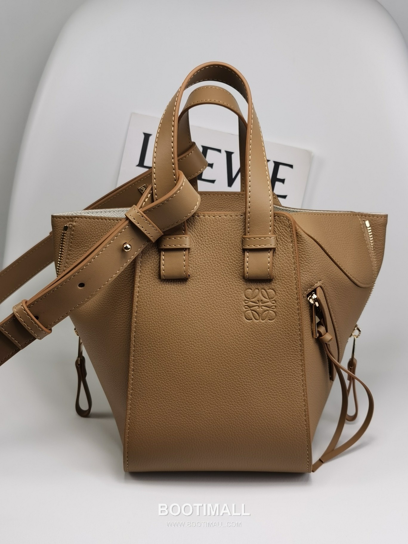 Loewe Hammock Compact Grained Calfskin Leather Shoulder Bag 8047 로에베 해먹 컴팩트 그레인 카프스킨 숄더 크로스백 20cm 1