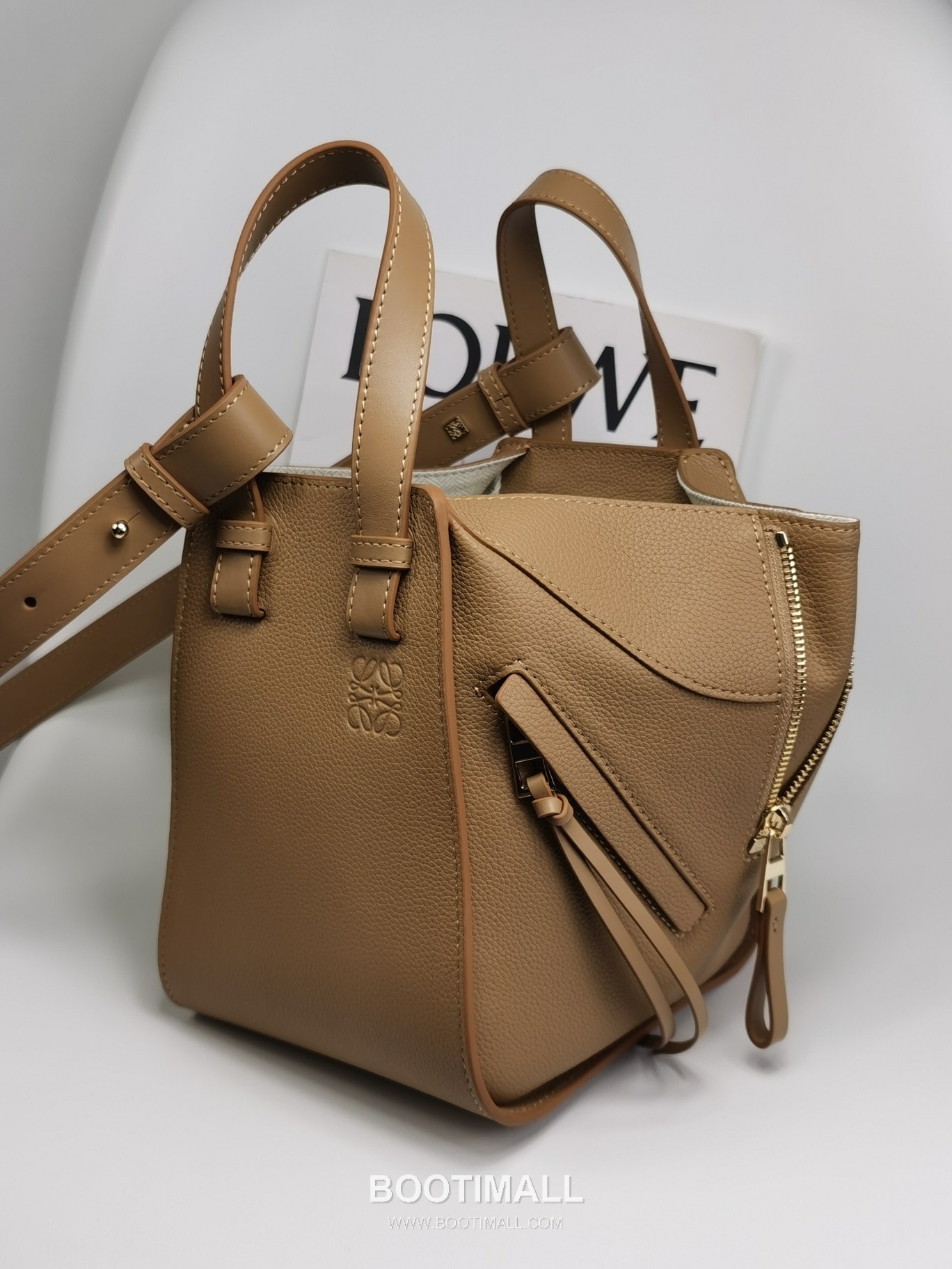 Loewe Hammock Compact Grained Calfskin Leather Shoulder Bag 8047 로에베 해먹 컴팩트 그레인 카프스킨 숄더 크로스백 20cm 2