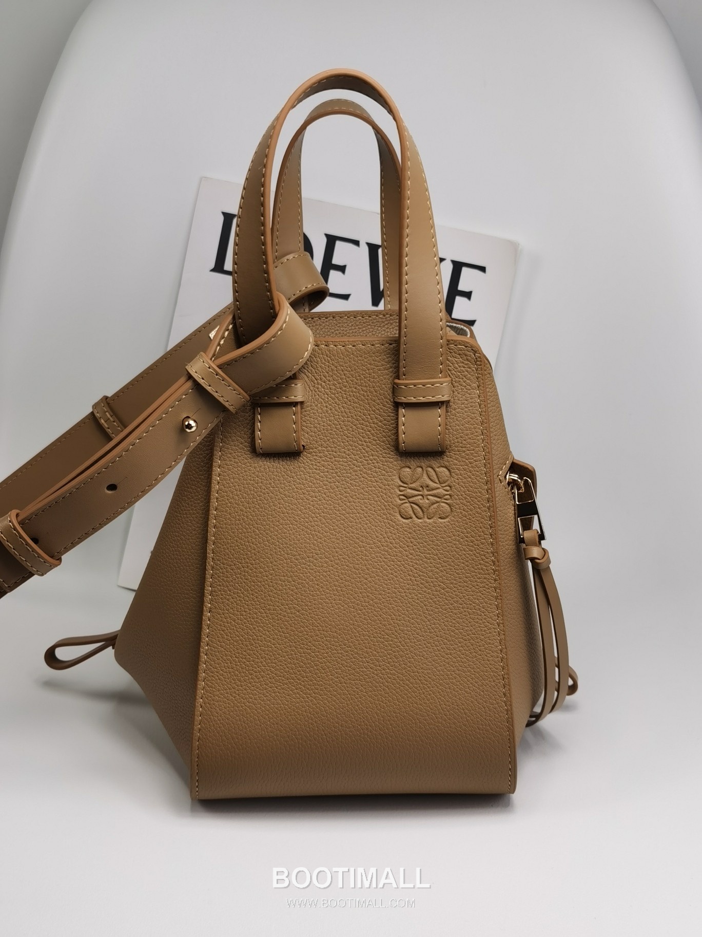 Loewe Hammock Compact Grained Calfskin Leather Shoulder Bag 8047 로에베 해먹 컴팩트 그레인 카프스킨 숄더 크로스백 20cm 3