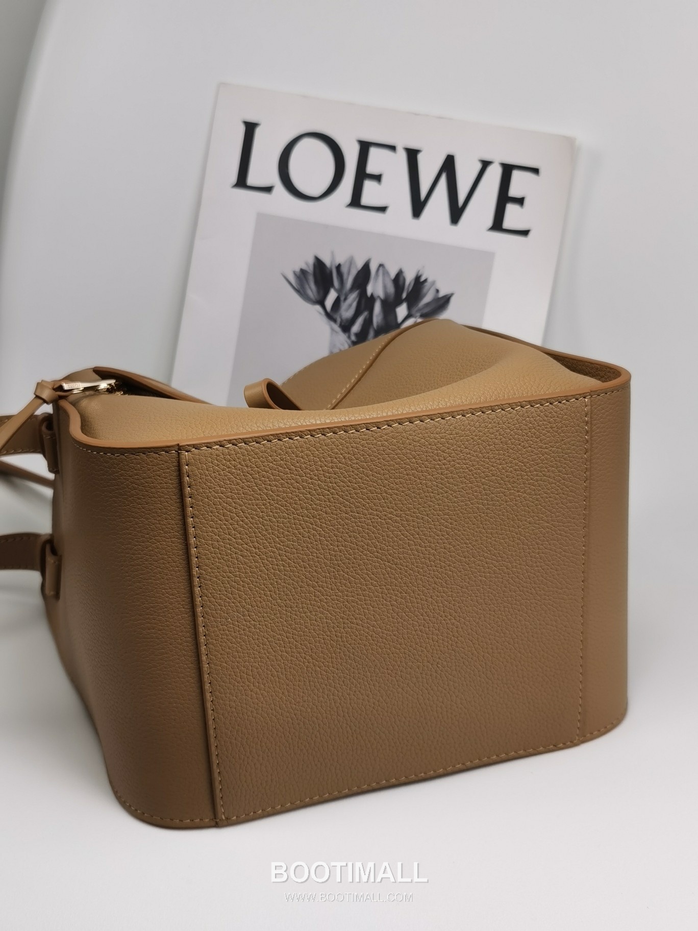 Loewe Hammock Compact Grained Calfskin Leather Shoulder Bag 8047 로에베 해먹 컴팩트 그레인 카프스킨 숄더 크로스백 20cm 5