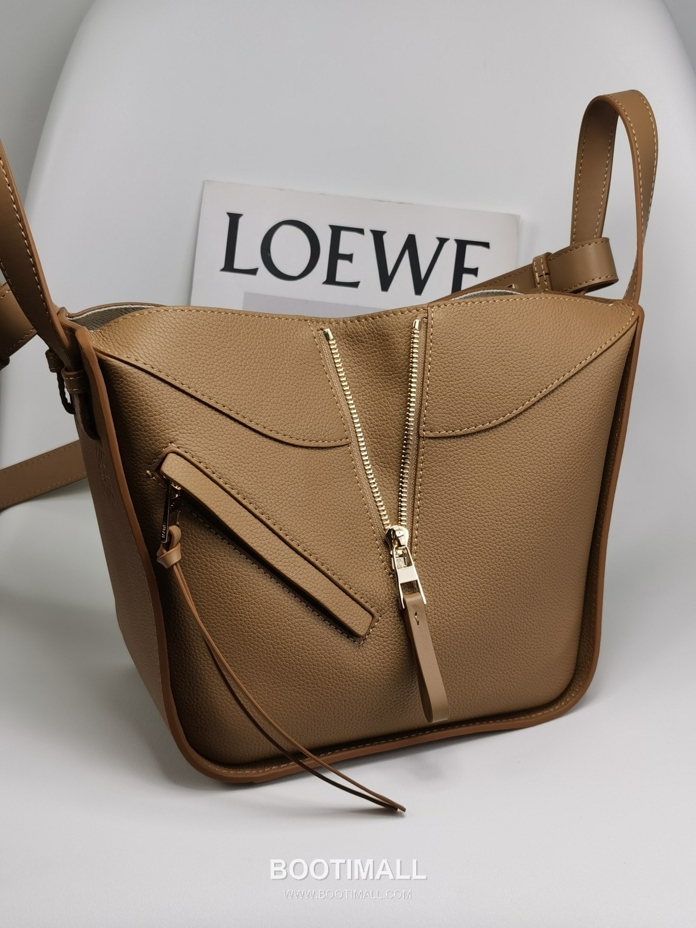 Loewe Hammock Compact Grained Calfskin Leather Shoulder Bag 8047 로에베 해먹 컴팩트 그레인 카프스킨 숄더 크로스백 20cm 7