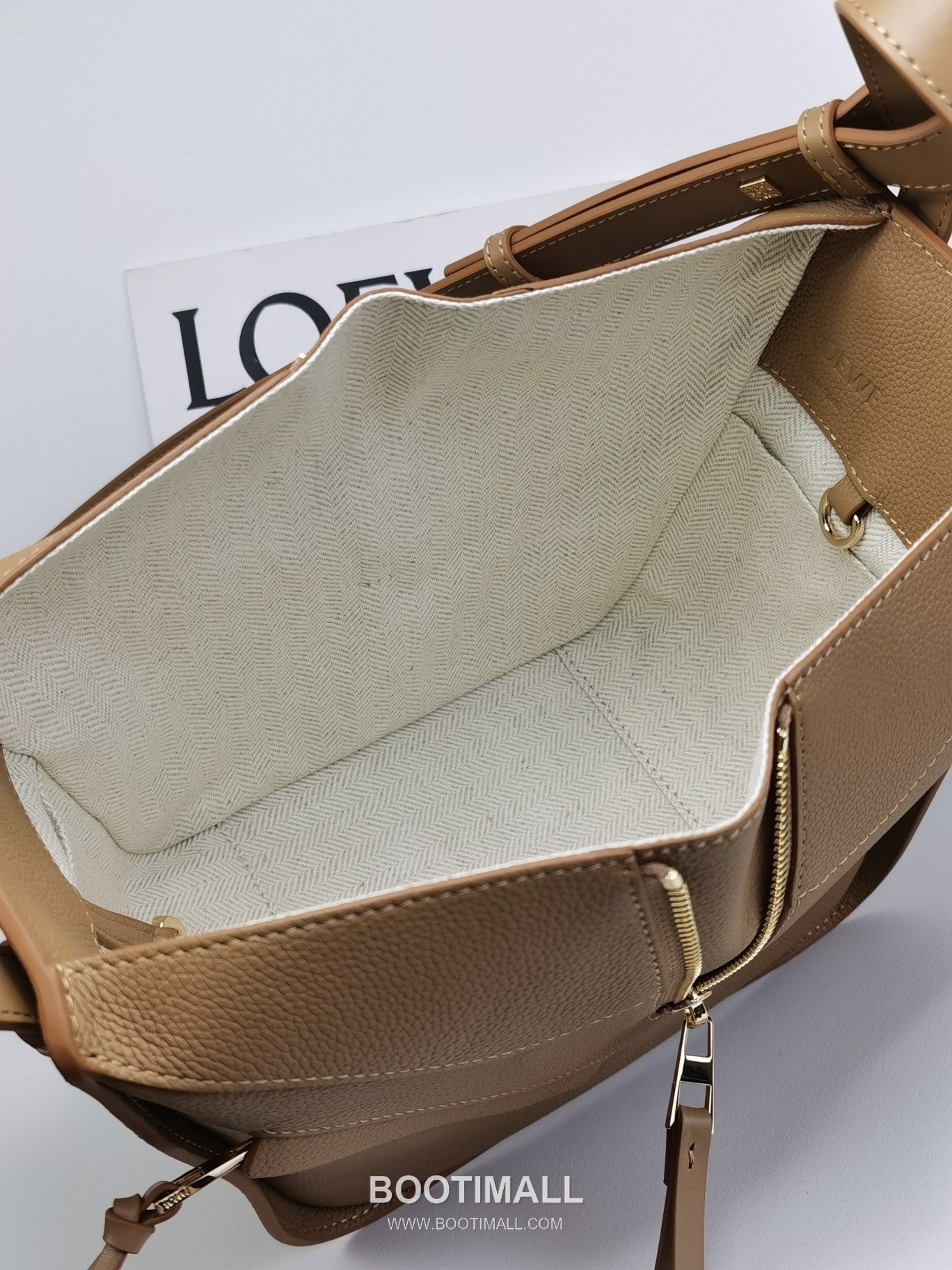 Loewe Hammock Compact Grained Calfskin Leather Shoulder Bag 8047 로에베 해먹 컴팩트 그레인 카프스킨 숄더 크로스백 20cm 8
