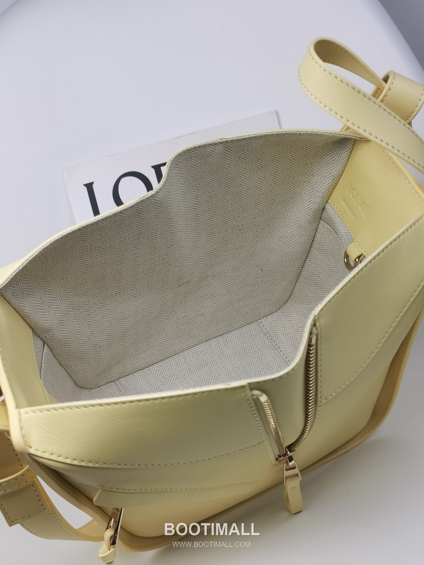 Loewe Hammock Compact Grained Calfskin Leather Shoulder Bag 8047 로에베 해먹 컴팩트 그레인 카프스킨 숄더 크로스백 20cm 8