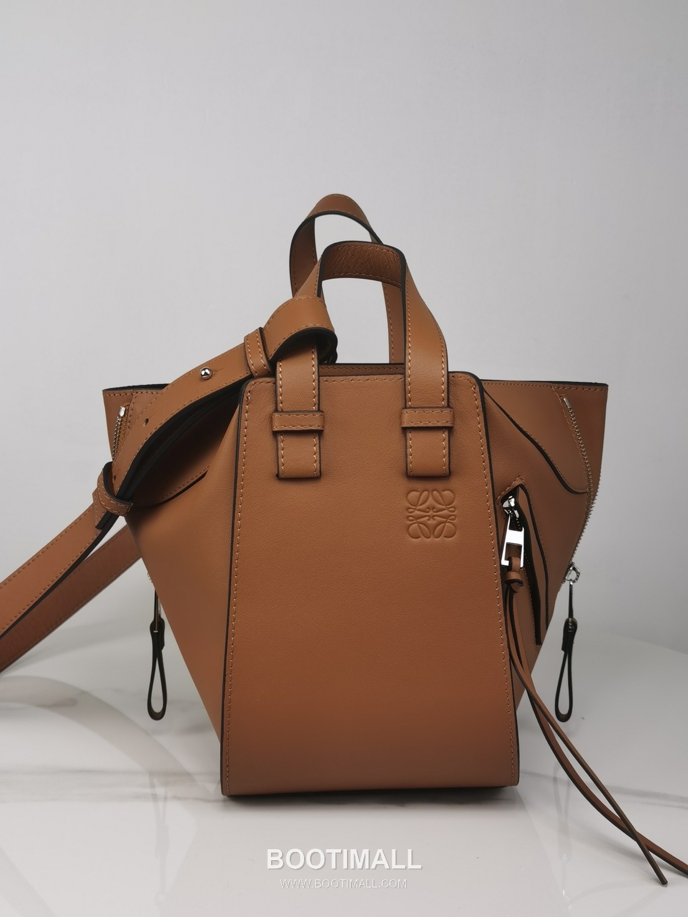 Loewe Hammock Compact Grained Calfskin Leather Shoulder Bag 8047 로에베 해먹 컴팩트 그레인 카프스킨 숄더 크로스백 20cm 1