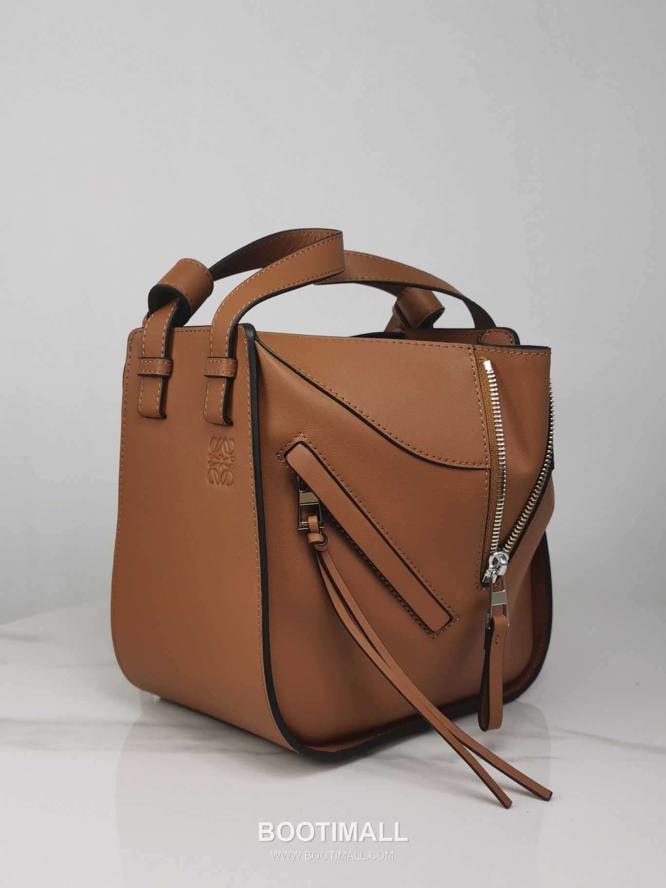 Loewe Hammock Compact Grained Calfskin Leather Shoulder Bag 8047 로에베 해먹 컴팩트 그레인 카프스킨 숄더 크로스백 20cm 2