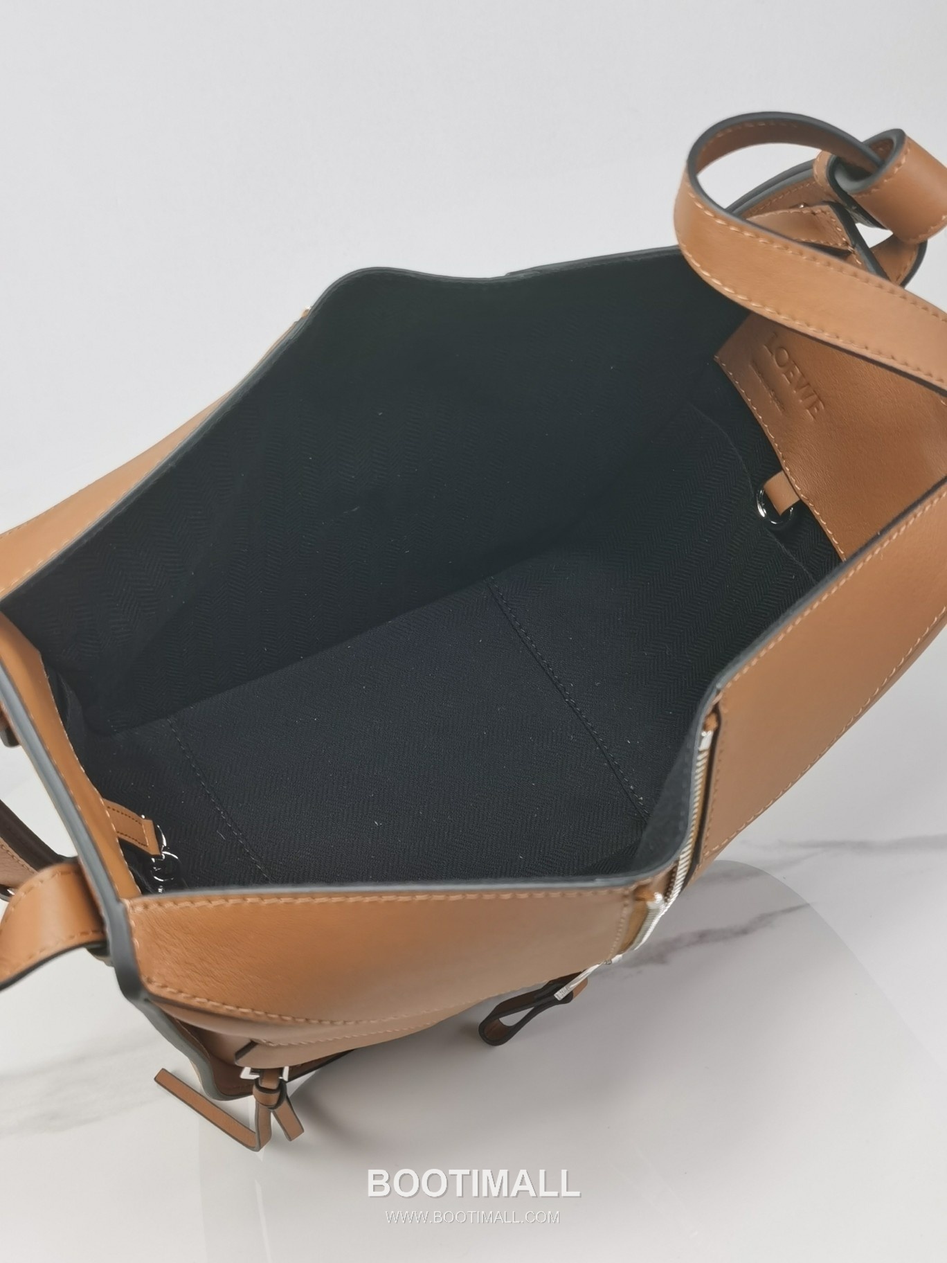 Loewe Hammock Compact Grained Calfskin Leather Shoulder Bag 8047 로에베 해먹 컴팩트 그레인 카프스킨 숄더 크로스백 20cm 8