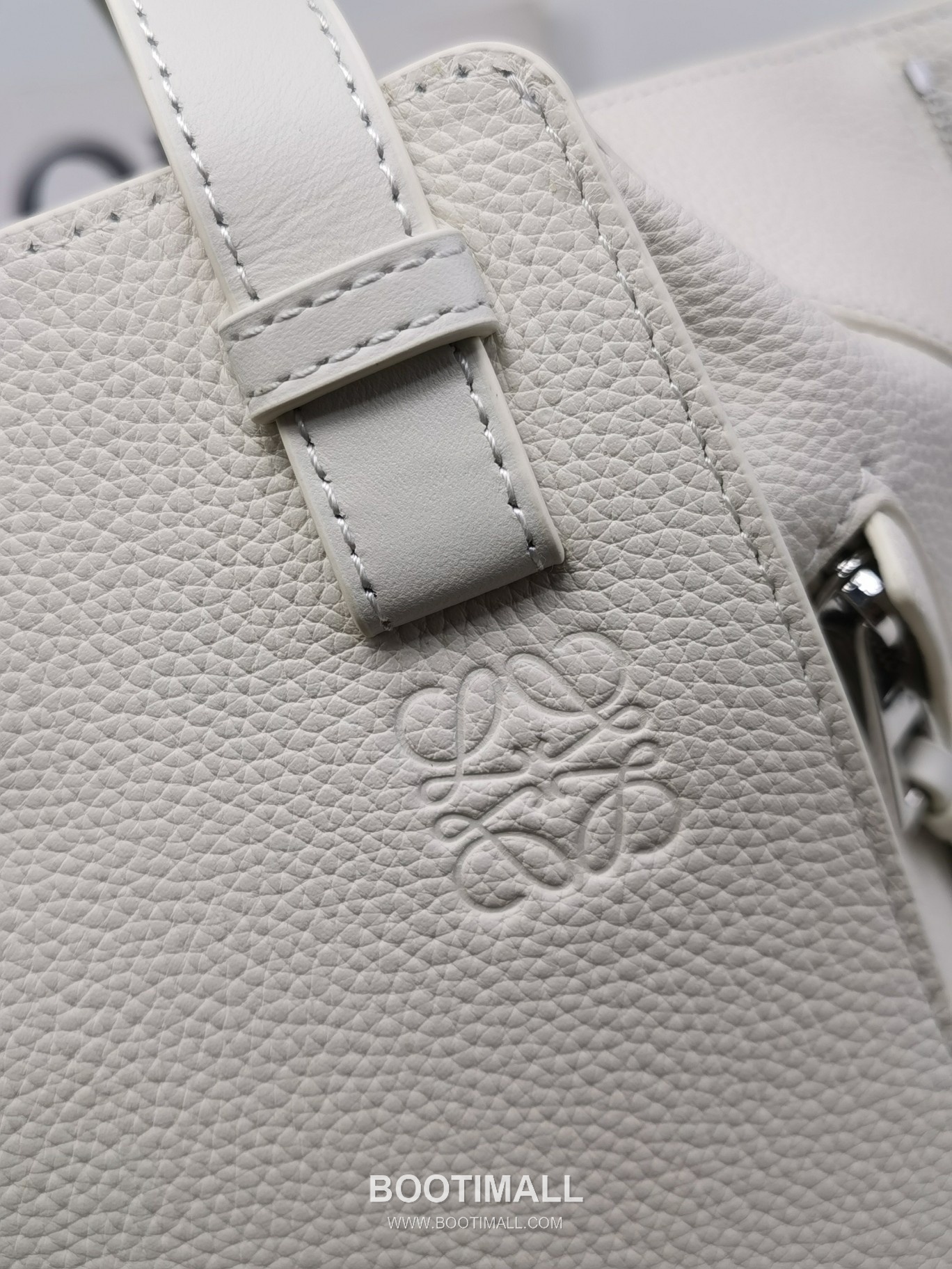 Loewe Hammock Compact Grained Calfskin Leather Shoulder Bag 8047 로에베 해먹 컴팩트 그레인 카프스킨 숄더 크로스백 20cm 3