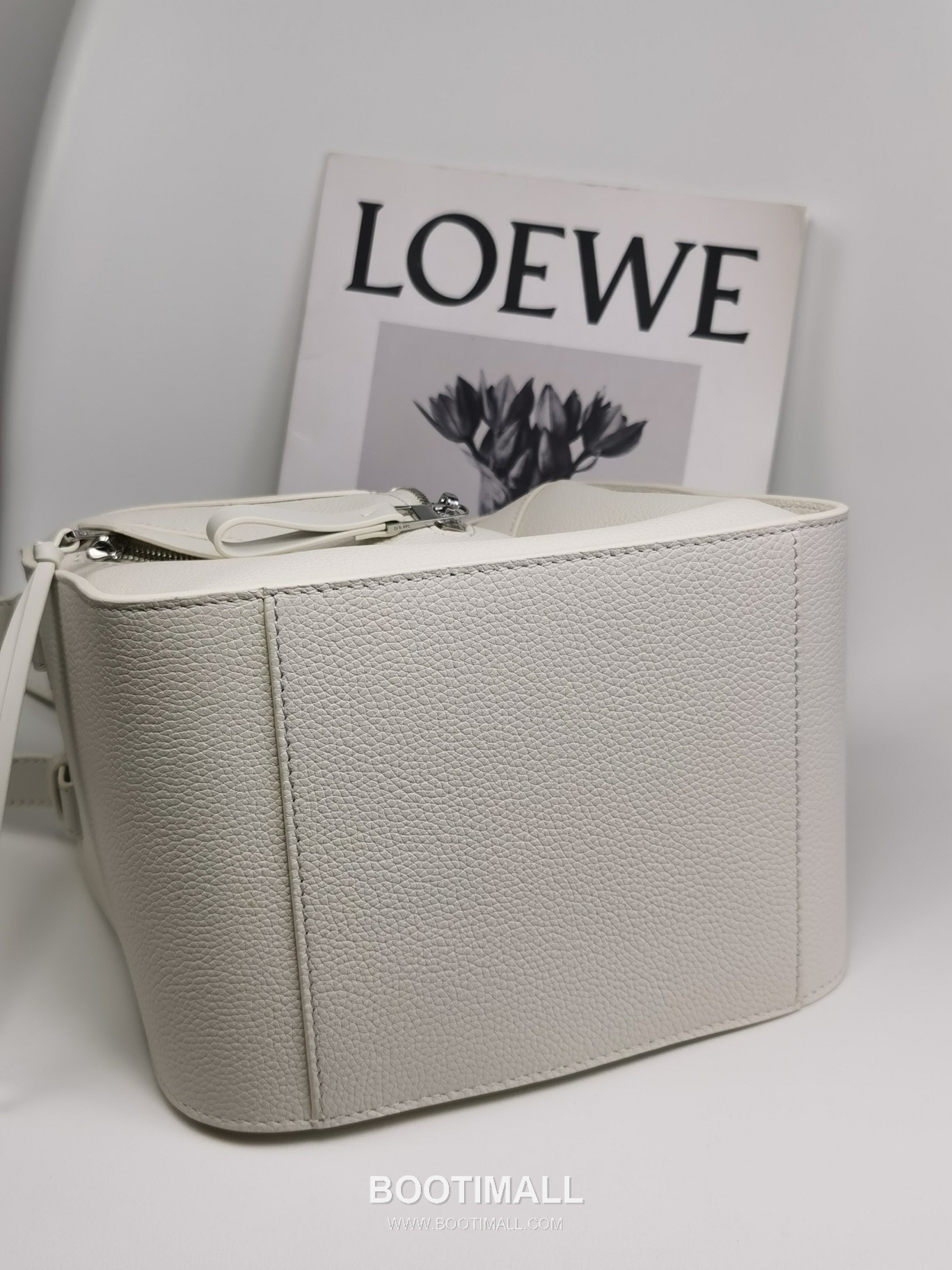 Loewe Hammock Compact Grained Calfskin Leather Shoulder Bag 8047 로에베 해먹 컴팩트 그레인 카프스킨 숄더 크로스백 20cm 4