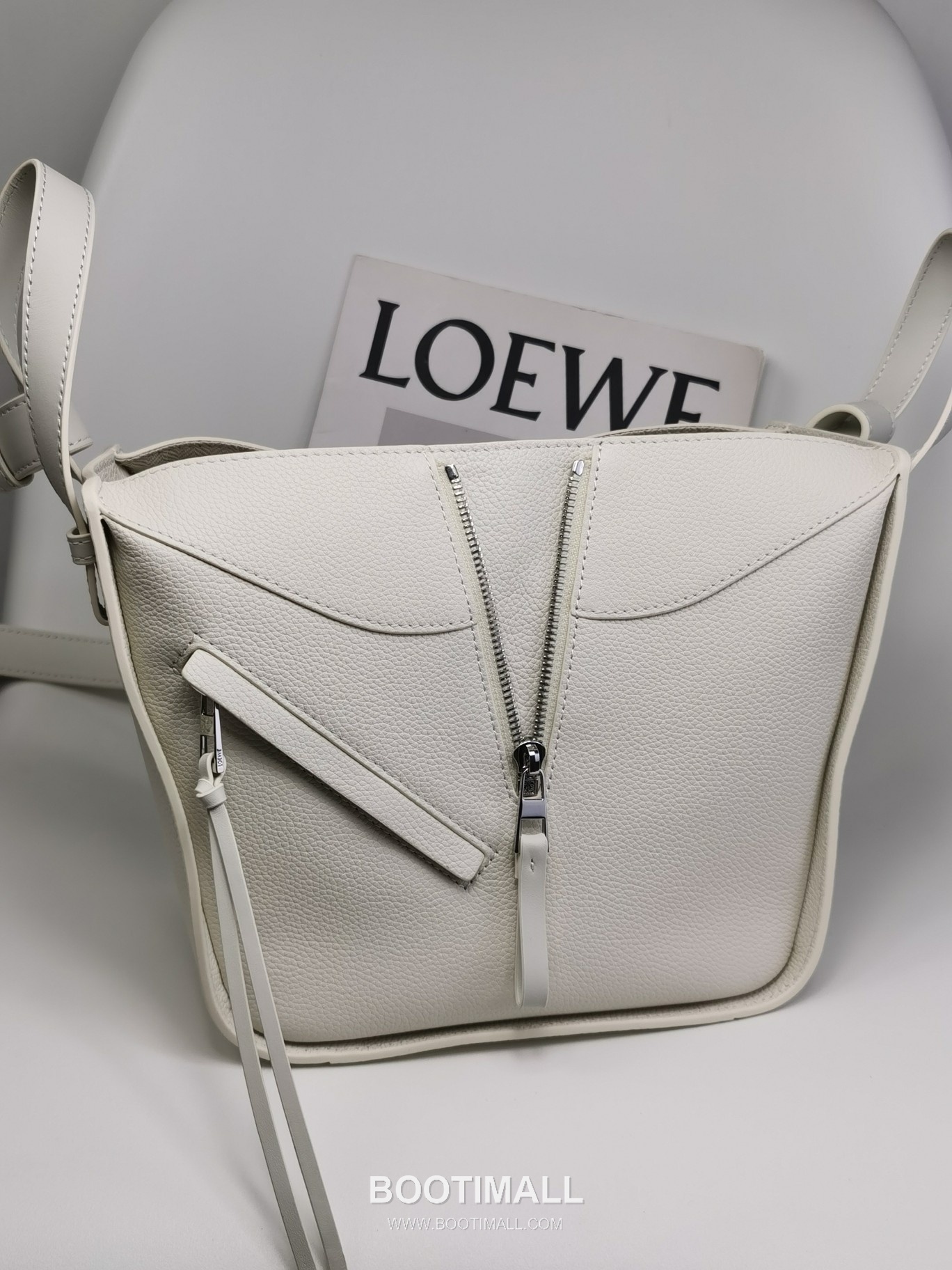 Loewe Hammock Compact Grained Calfskin Leather Shoulder Bag 8047 로에베 해먹 컴팩트 그레인 카프스킨 숄더 크로스백 20cm 7