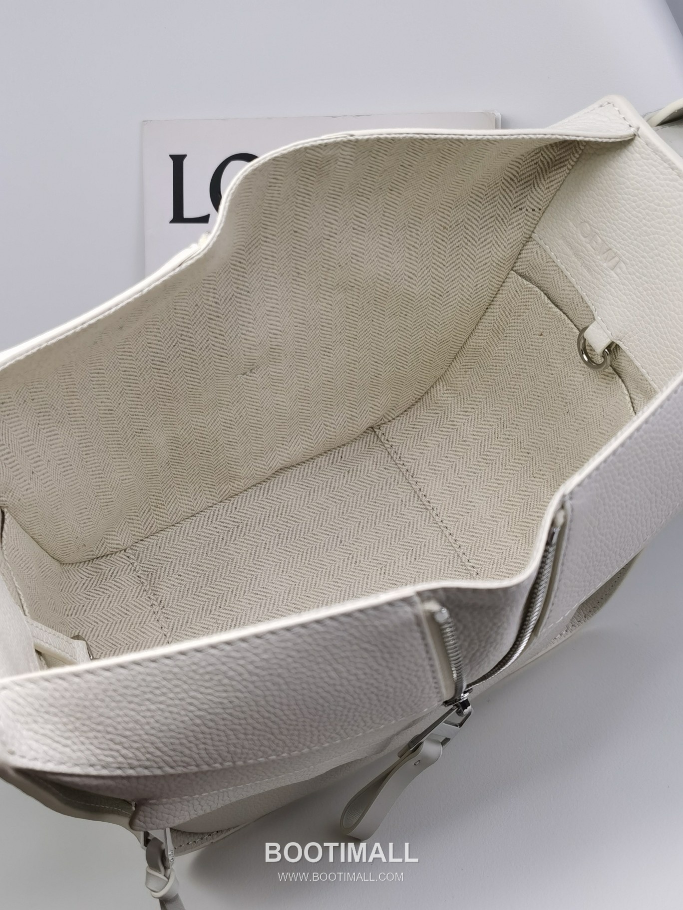 Loewe Hammock Compact Grained Calfskin Leather Shoulder Bag 8047 로에베 해먹 컴팩트 그레인 카프스킨 숄더 크로스백 20cm 8