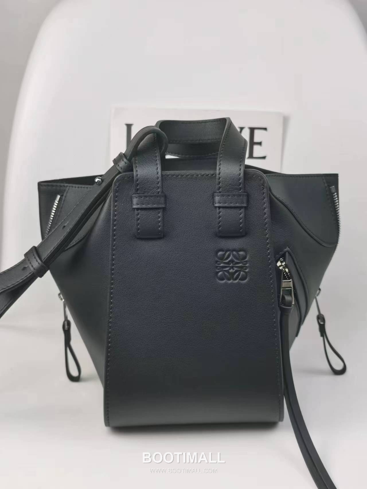 Loewe Hammock Compact Grained Calfskin Leather Shoulder Bag 8047 로에베 해먹 컴팩트 그레인 카프스킨 숄더 크로스백 20cm 1