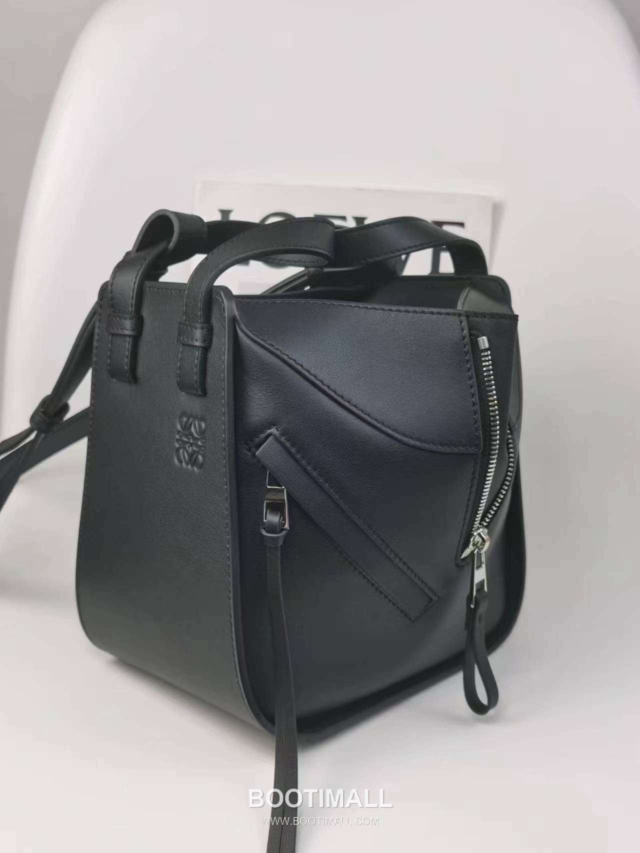 Loewe Hammock Compact Grained Calfskin Leather Shoulder Bag 8047 로에베 해먹 컴팩트 그레인 카프스킨 숄더 크로스백 20cm 2