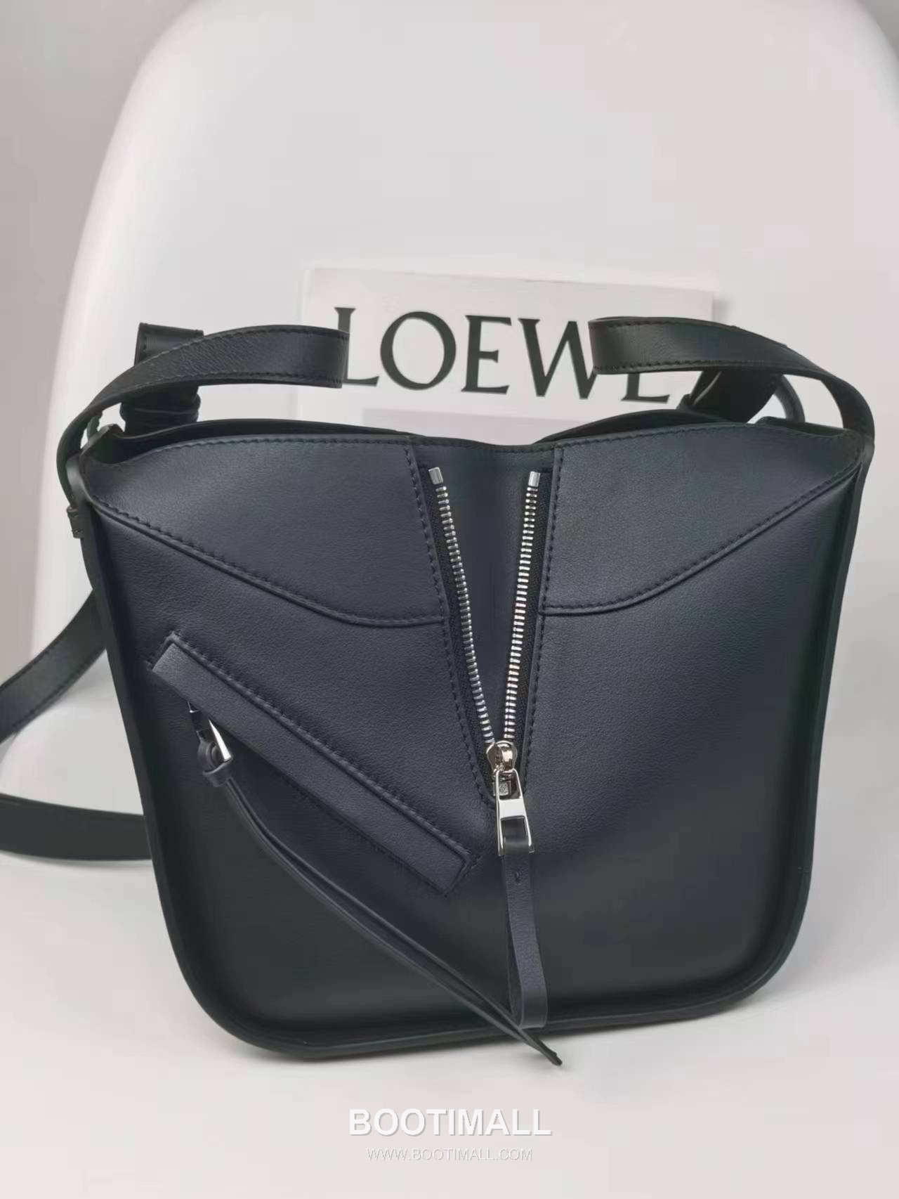 Loewe Hammock Compact Grained Calfskin Leather Shoulder Bag 8047 로에베 해먹 컴팩트 그레인 카프스킨 숄더 크로스백 20cm 4