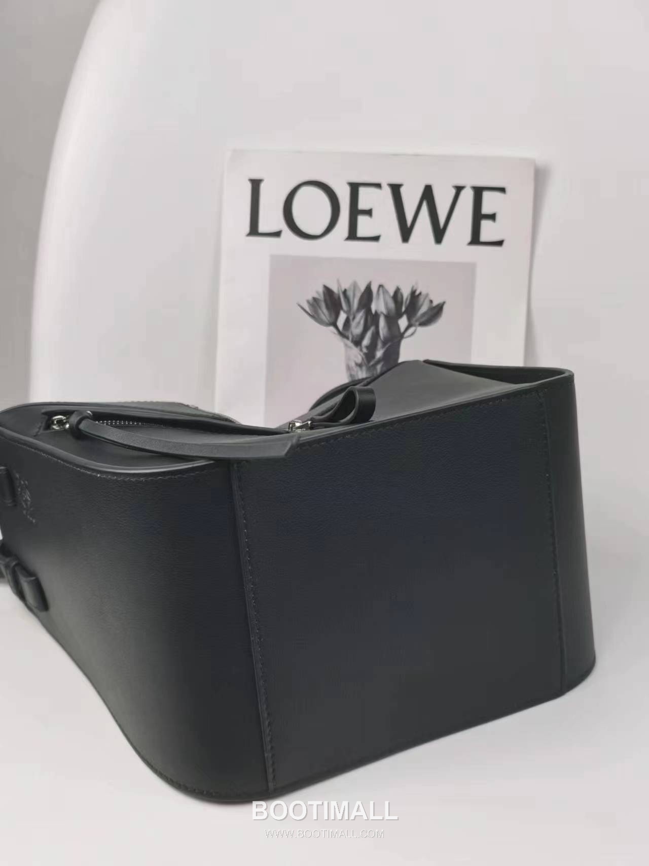 Loewe Hammock Compact Grained Calfskin Leather Shoulder Bag 8047 로에베 해먹 컴팩트 그레인 카프스킨 숄더 크로스백 20cm 5