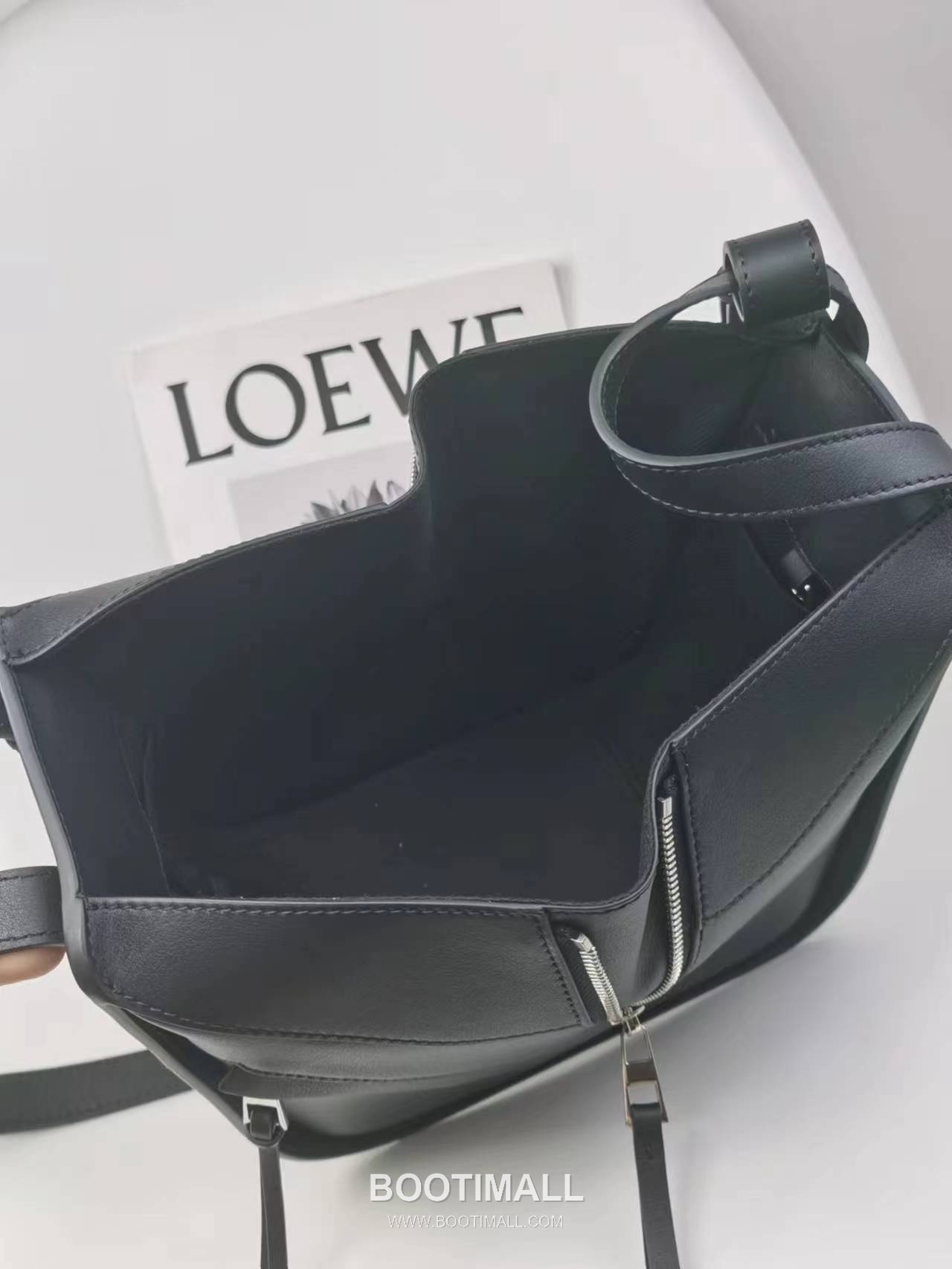 Loewe Hammock Compact Grained Calfskin Leather Shoulder Bag 8047 로에베 해먹 컴팩트 그레인 카프스킨 숄더 크로스백 20cm 7