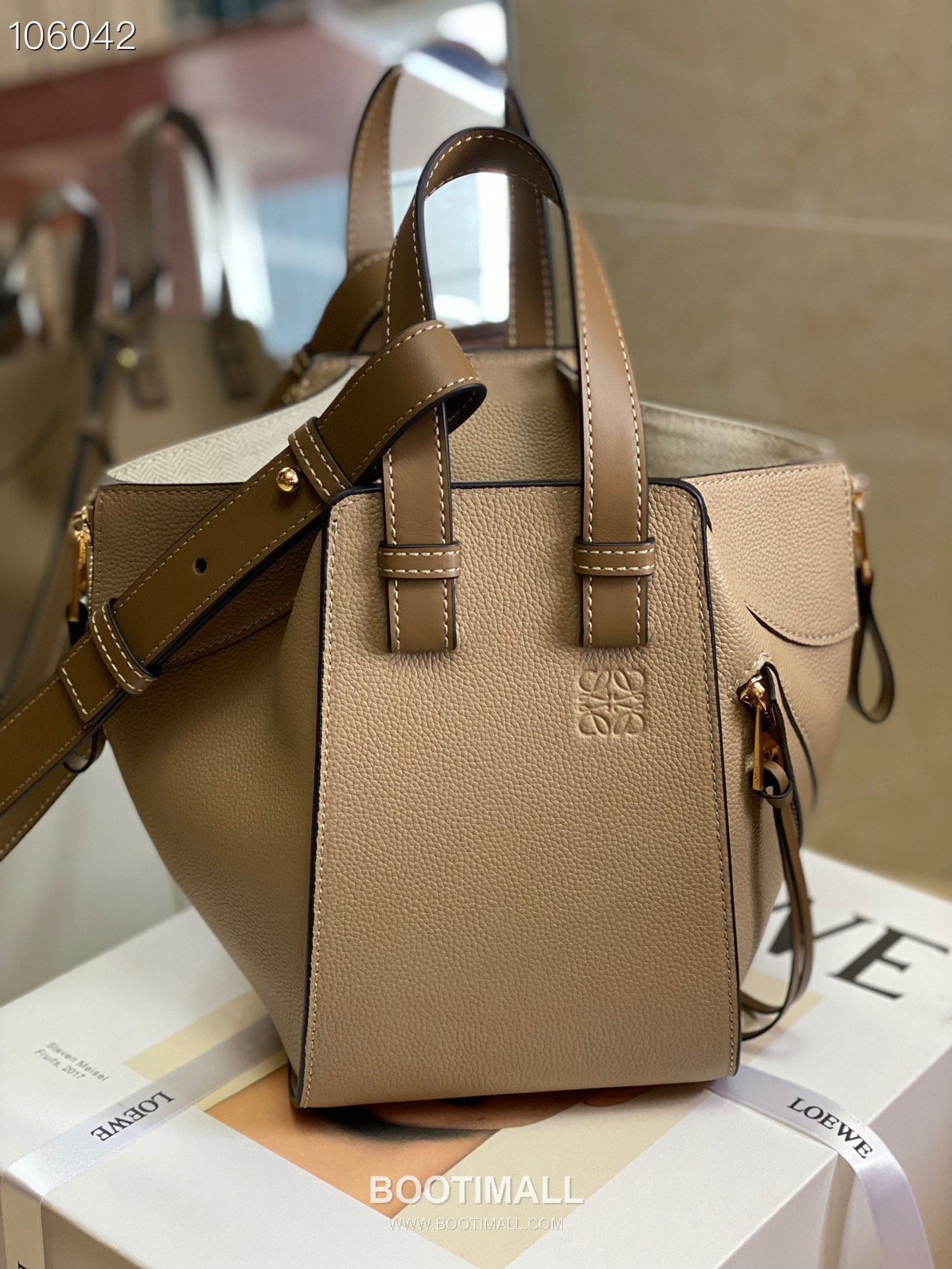 Loewe Hammock Compact Grained Calfskin Leather Shoulder Bag 8047 로에베 해먹 컴팩트 그레인 카프스킨 숄더 크로스백 20cm 1