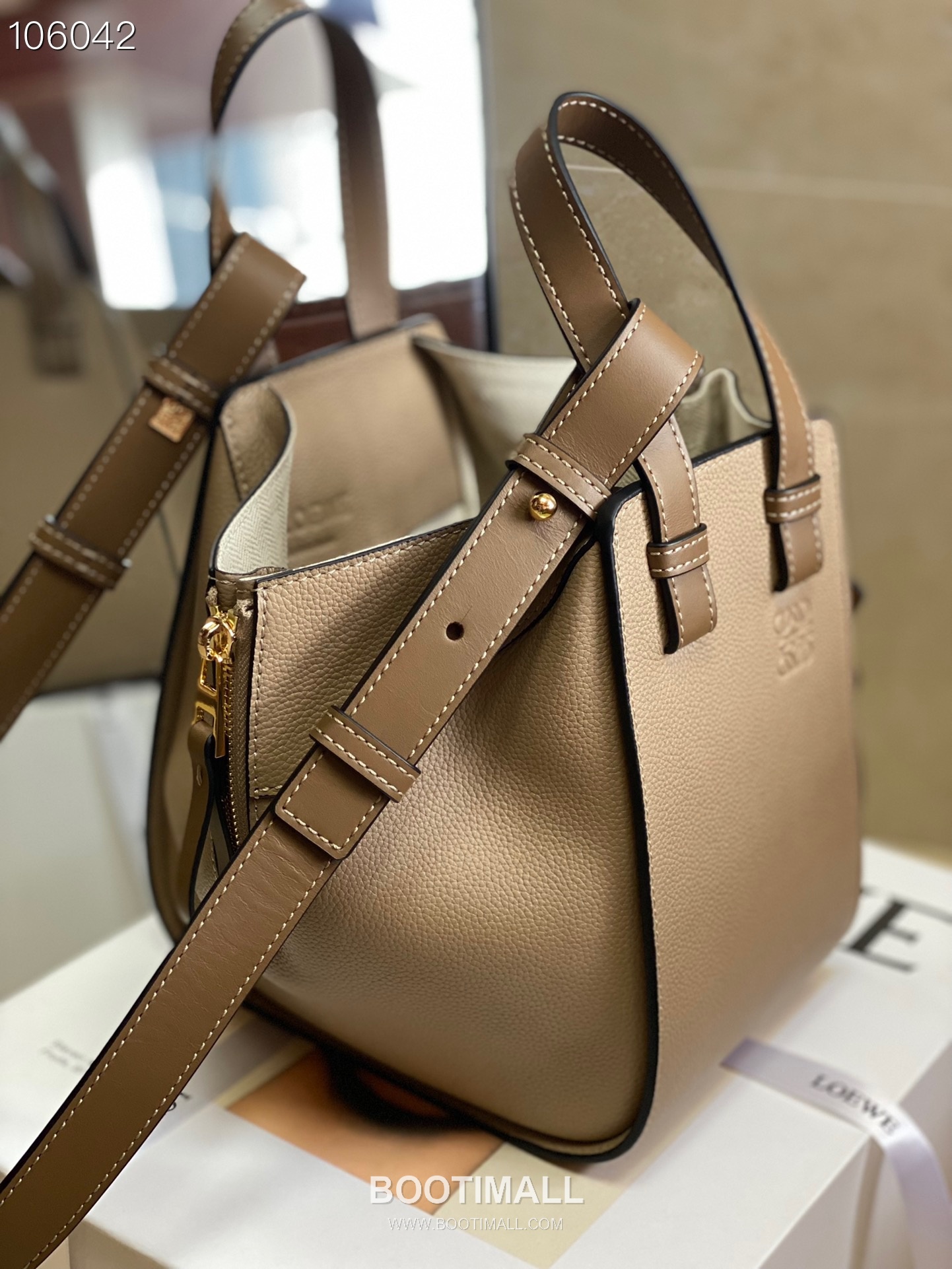 Loewe Hammock Compact Grained Calfskin Leather Shoulder Bag 8047 로에베 해먹 컴팩트 그레인 카프스킨 숄더 크로스백 20cm 2