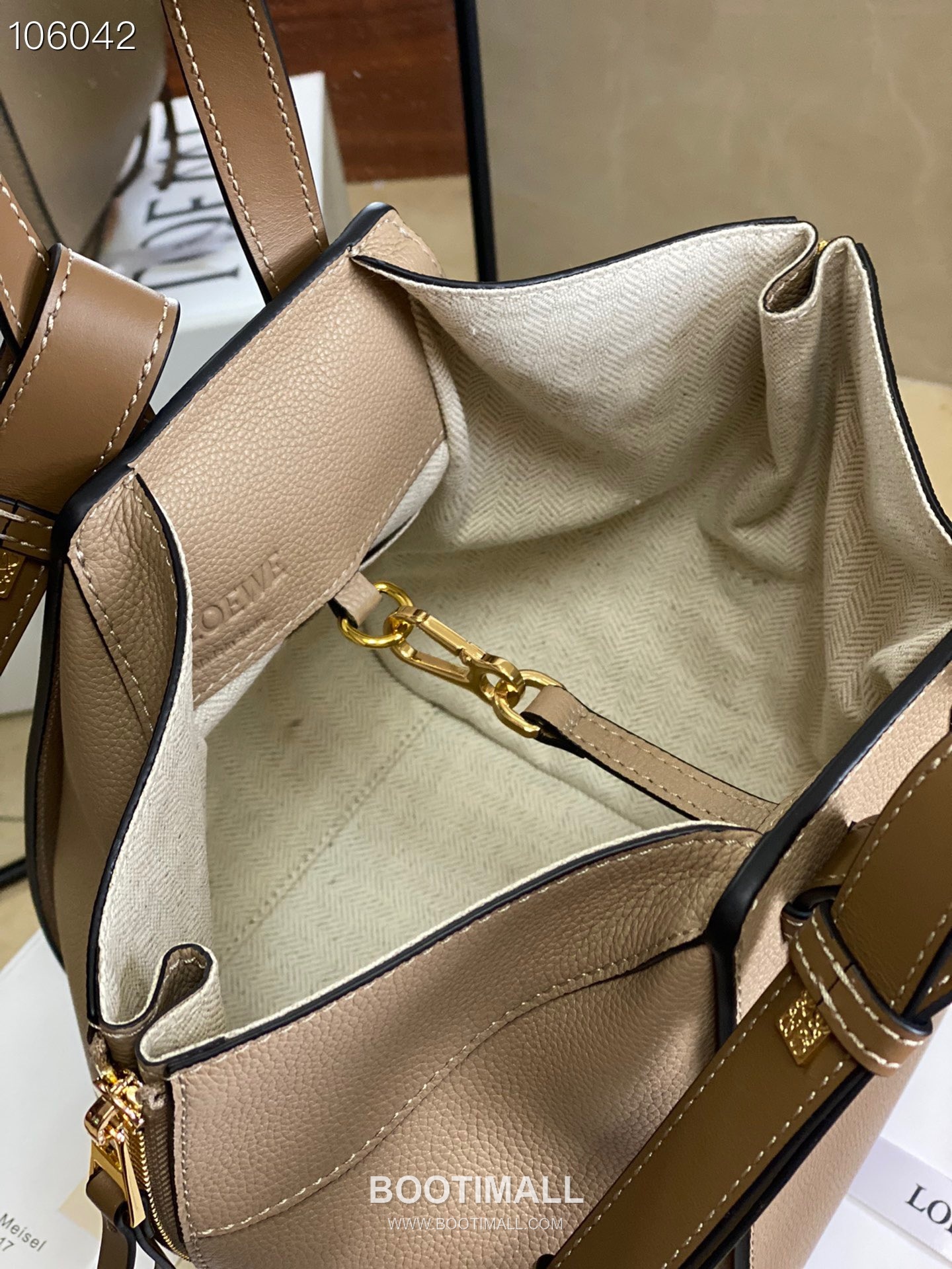 Loewe Hammock Compact Grained Calfskin Leather Shoulder Bag 8047 로에베 해먹 컴팩트 그레인 카프스킨 숄더 크로스백 20cm 3