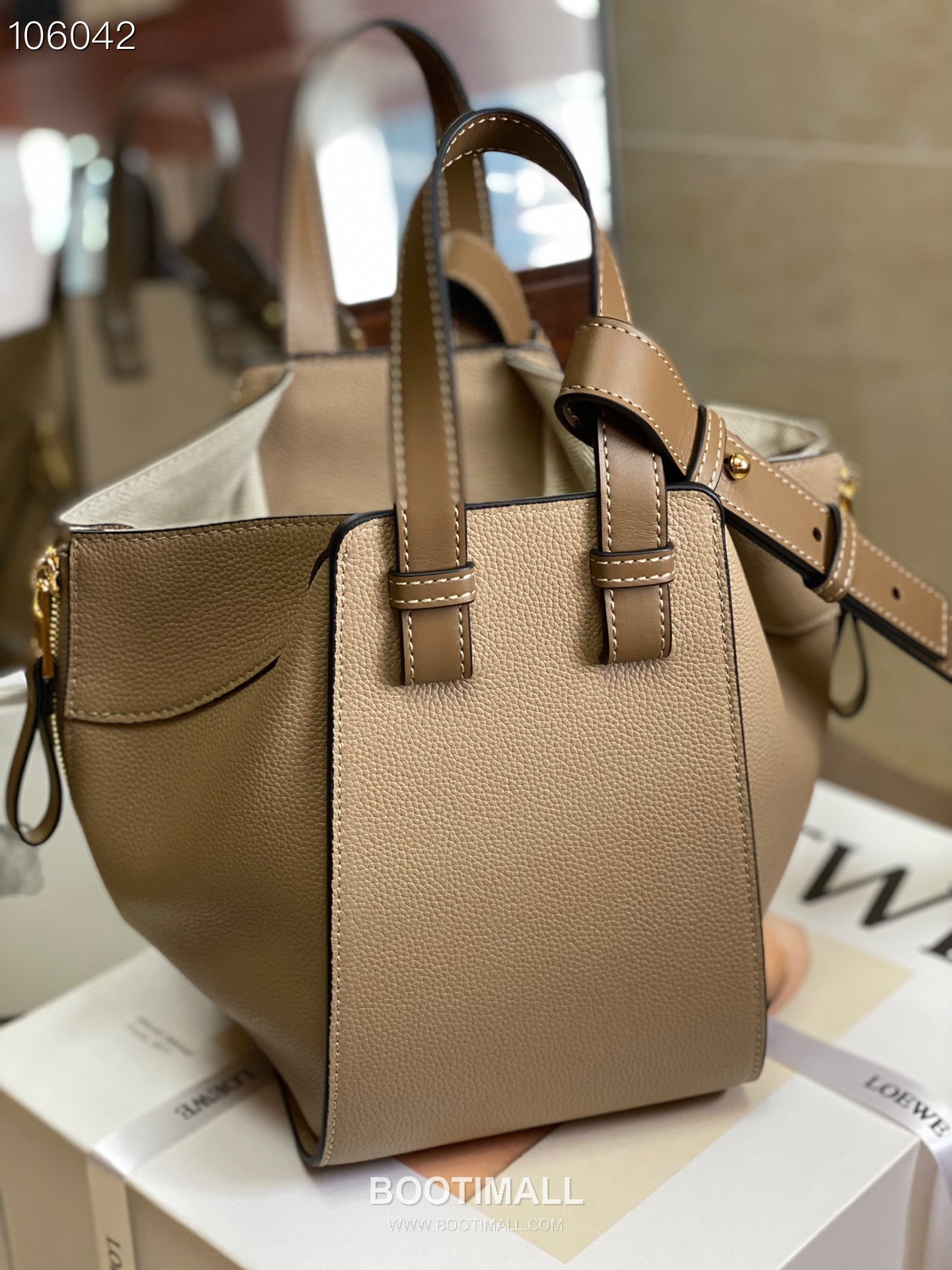 Loewe Hammock Compact Grained Calfskin Leather Shoulder Bag 8047 로에베 해먹 컴팩트 그레인 카프스킨 숄더 크로스백 20cm 4