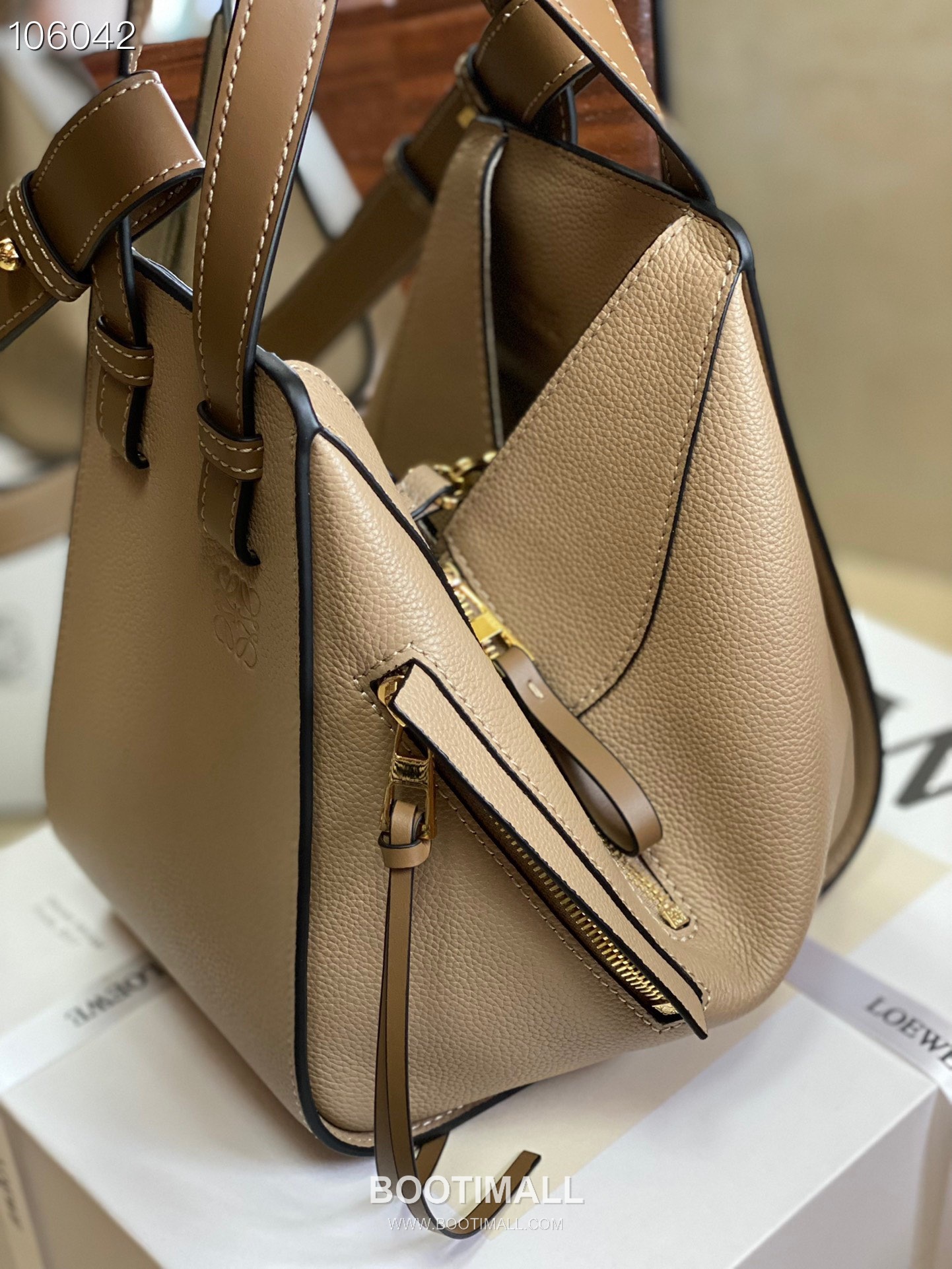 Loewe Hammock Compact Grained Calfskin Leather Shoulder Bag 8047 로에베 해먹 컴팩트 그레인 카프스킨 숄더 크로스백 20cm 5