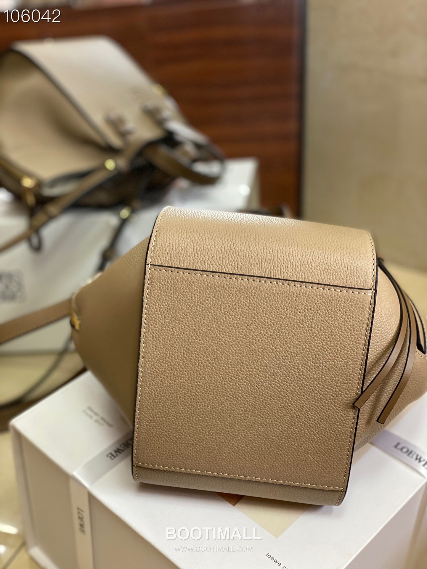 Loewe Hammock Compact Grained Calfskin Leather Shoulder Bag 8047 로에베 해먹 컴팩트 그레인 카프스킨 숄더 크로스백 20cm 6