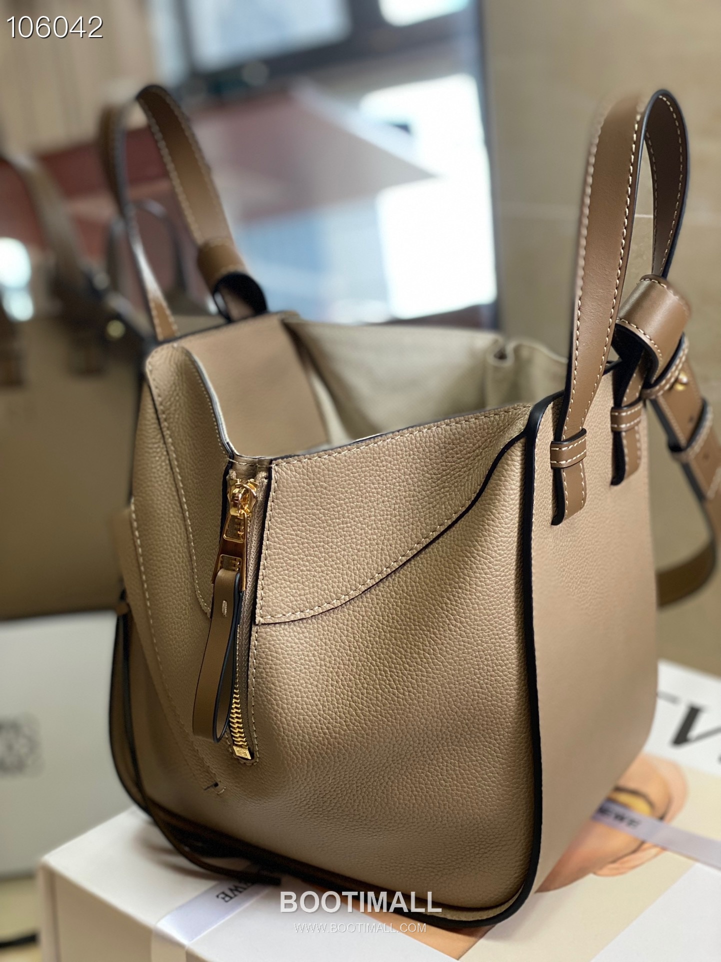Loewe Hammock Compact Grained Calfskin Leather Shoulder Bag 8047 로에베 해먹 컴팩트 그레인 카프스킨 숄더 크로스백 20cm 7