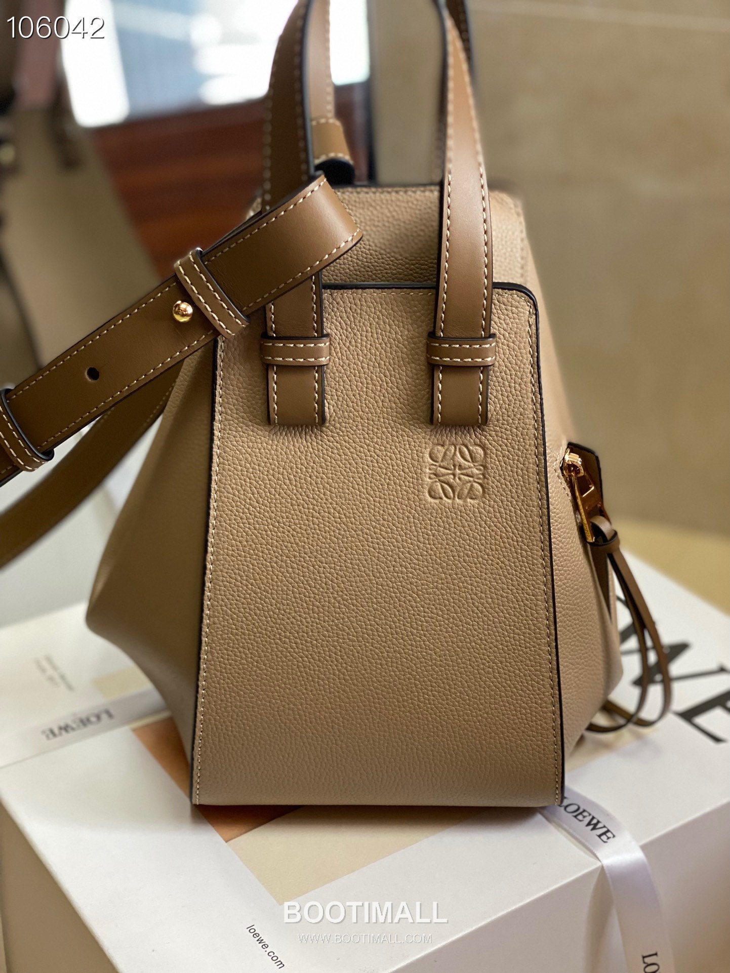 Loewe Hammock Compact Grained Calfskin Leather Shoulder Bag 8047 로에베 해먹 컴팩트 그레인 카프스킨 숄더 크로스백 20cm 8