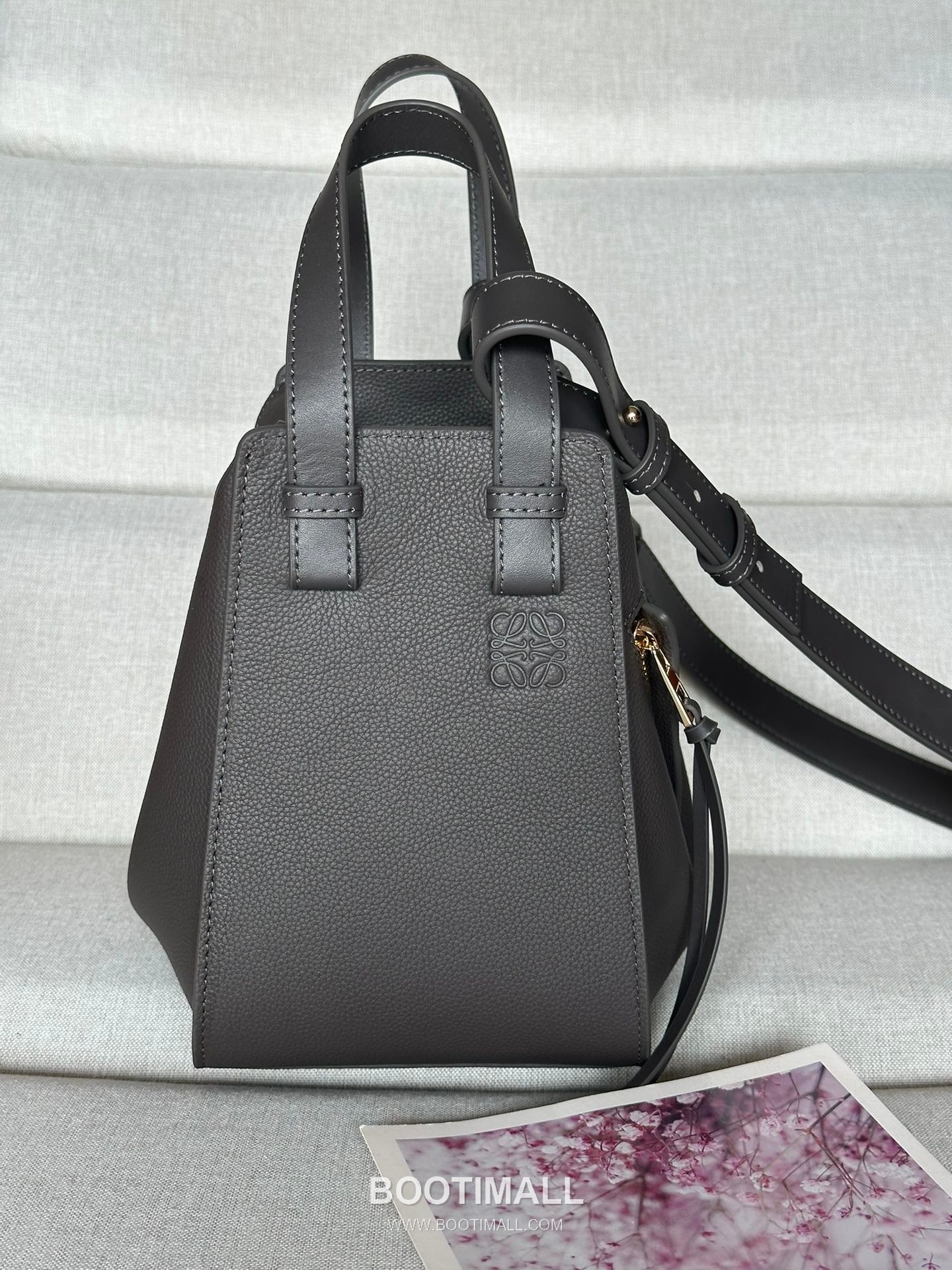 Loewe Hammock Compact Grained Calfskin Leather Shoulder Bag 8047 로에베 해먹 컴팩트 그레인 카프스킨 숄더 크로스백 20cm 1