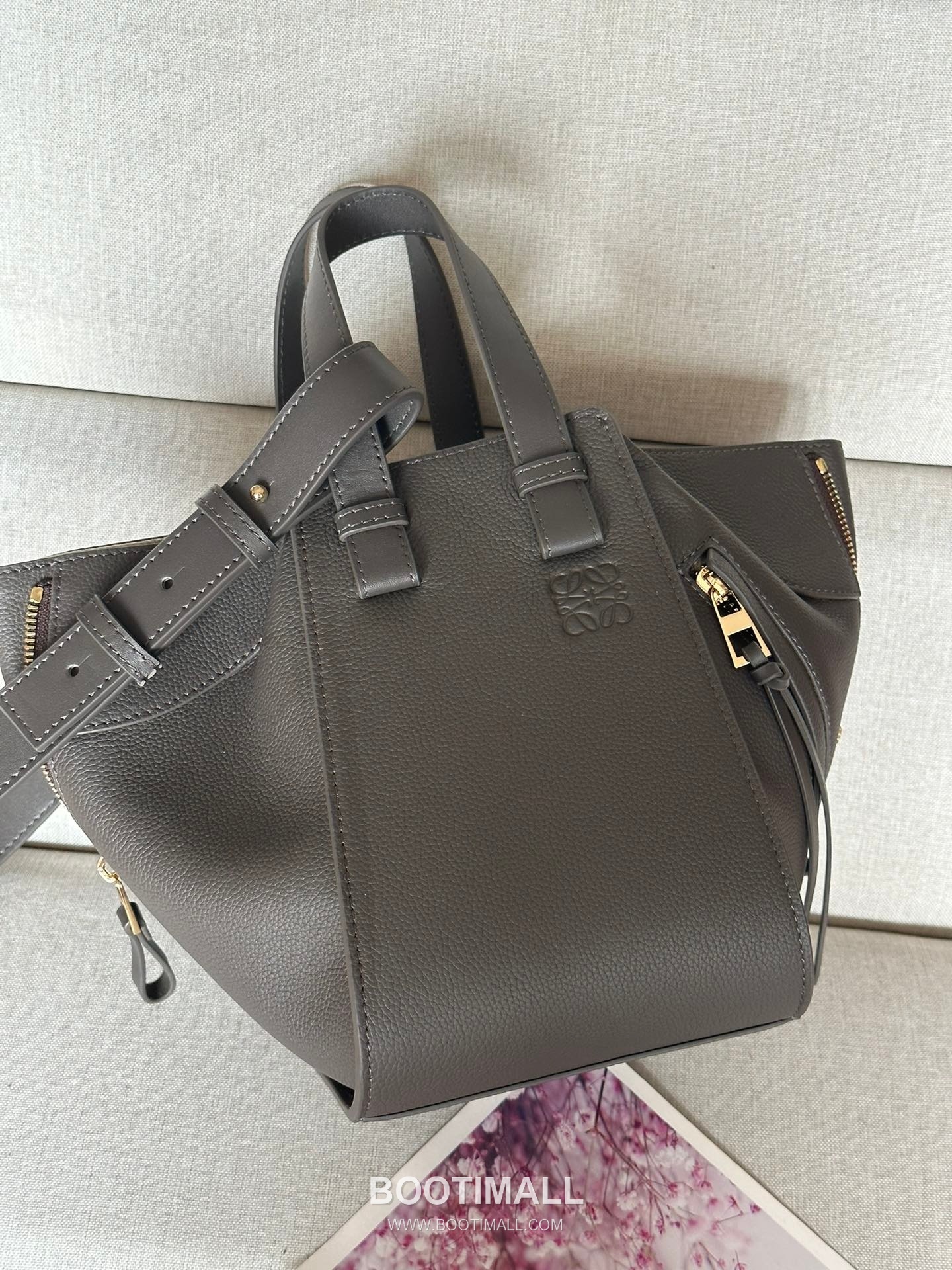 Loewe Hammock Compact Grained Calfskin Leather Shoulder Bag 8047 로에베 해먹 컴팩트 그레인 카프스킨 숄더 크로스백 20cm 2