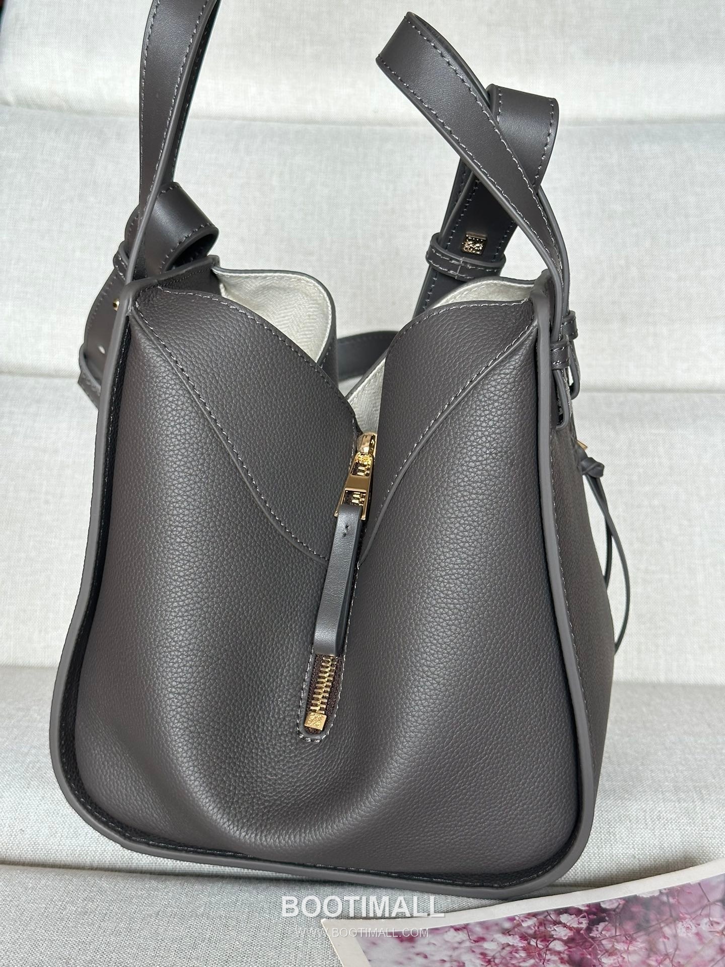 Loewe Hammock Compact Grained Calfskin Leather Shoulder Bag 8047 로에베 해먹 컴팩트 그레인 카프스킨 숄더 크로스백 20cm 3