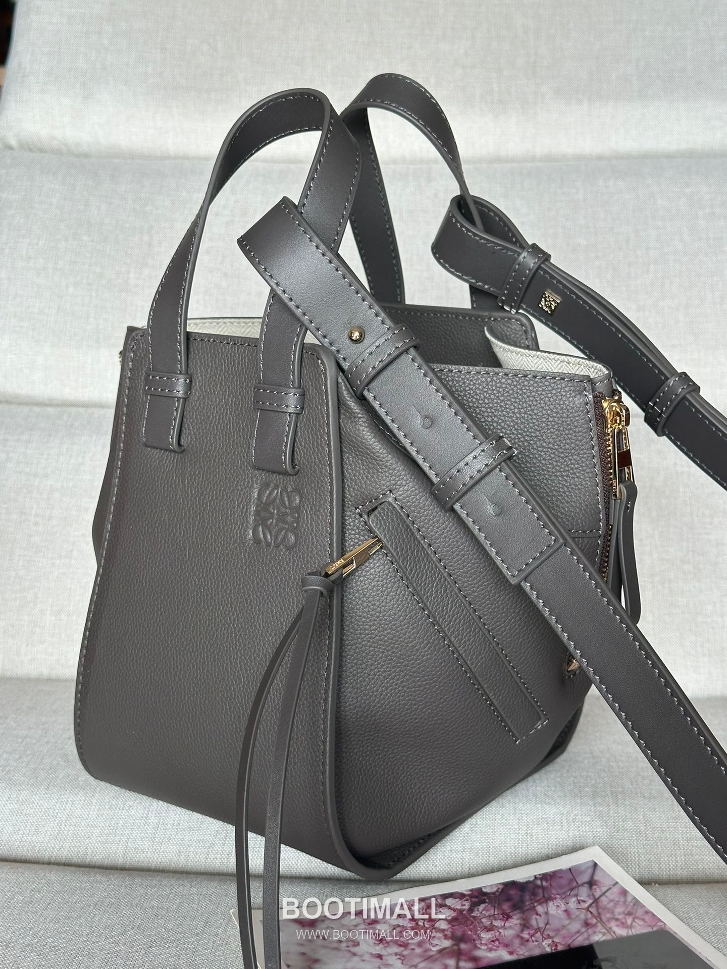 Loewe Hammock Compact Grained Calfskin Leather Shoulder Bag 8047 로에베 해먹 컴팩트 그레인 카프스킨 숄더 크로스백 20cm 4