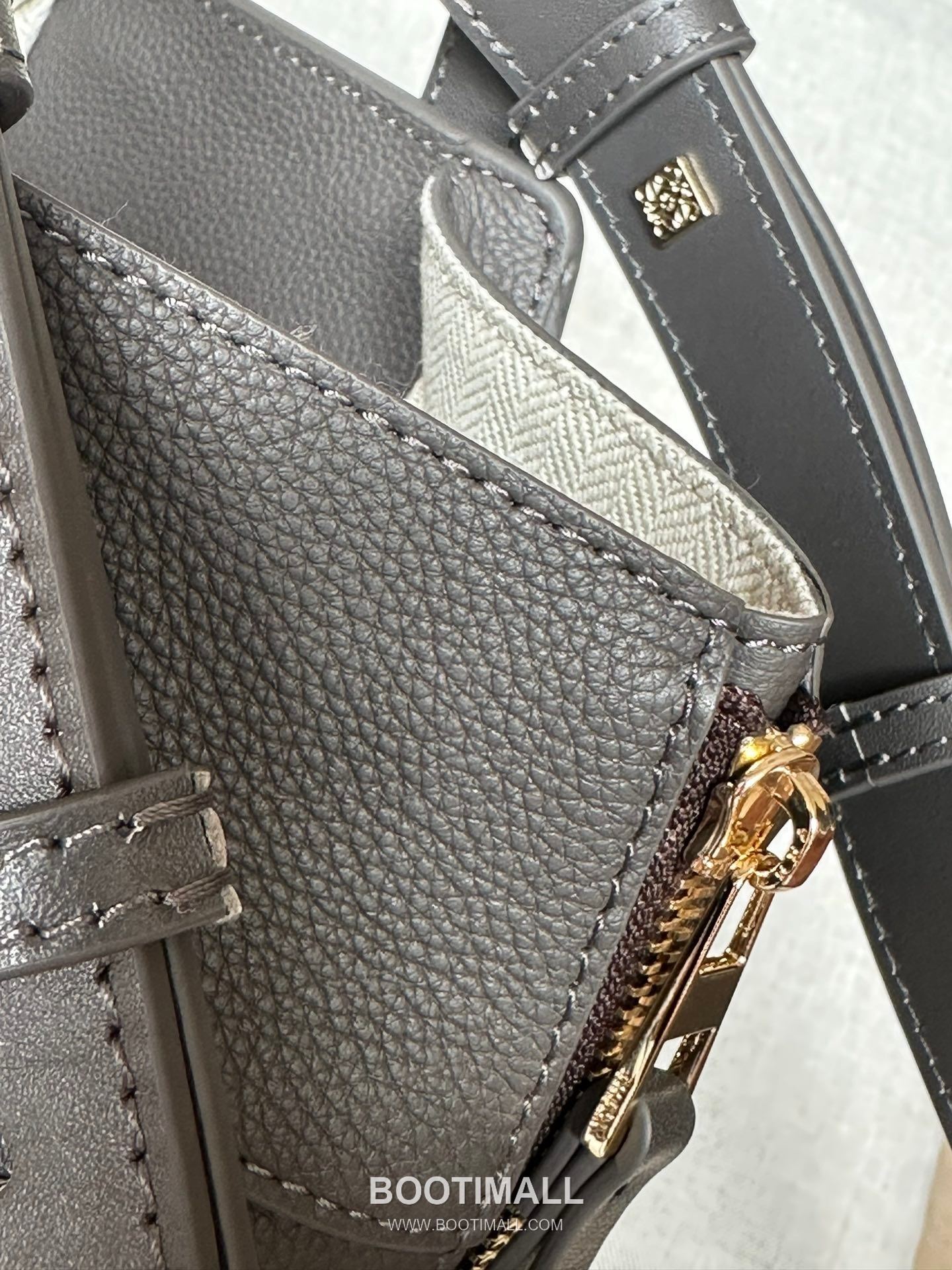 Loewe Hammock Compact Grained Calfskin Leather Shoulder Bag 8047 로에베 해먹 컴팩트 그레인 카프스킨 숄더 크로스백 20cm 5