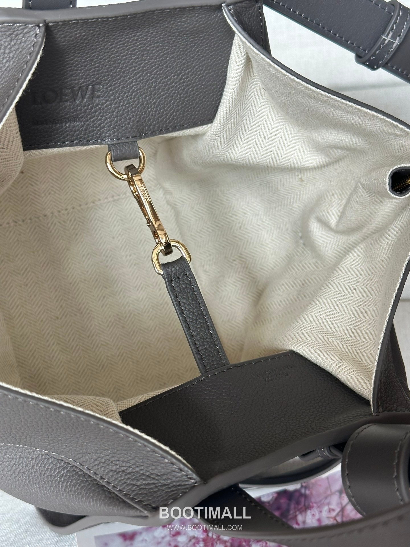 Loewe Hammock Compact Grained Calfskin Leather Shoulder Bag 8047 로에베 해먹 컴팩트 그레인 카프스킨 숄더 크로스백 20cm 6