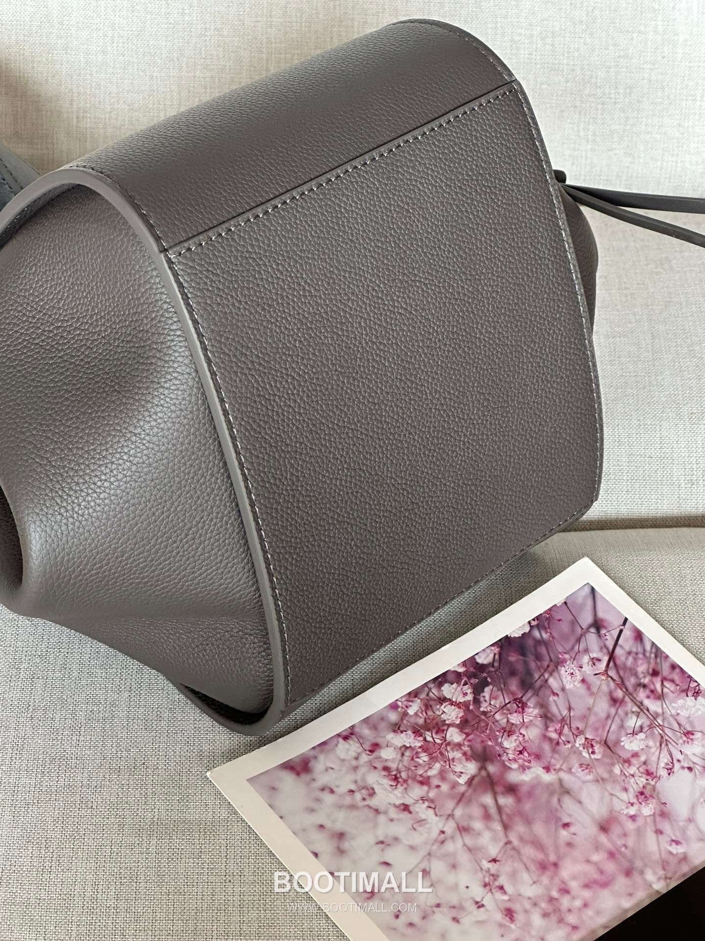 Loewe Hammock Compact Grained Calfskin Leather Shoulder Bag 8047 로에베 해먹 컴팩트 그레인 카프스킨 숄더 크로스백 20cm 8