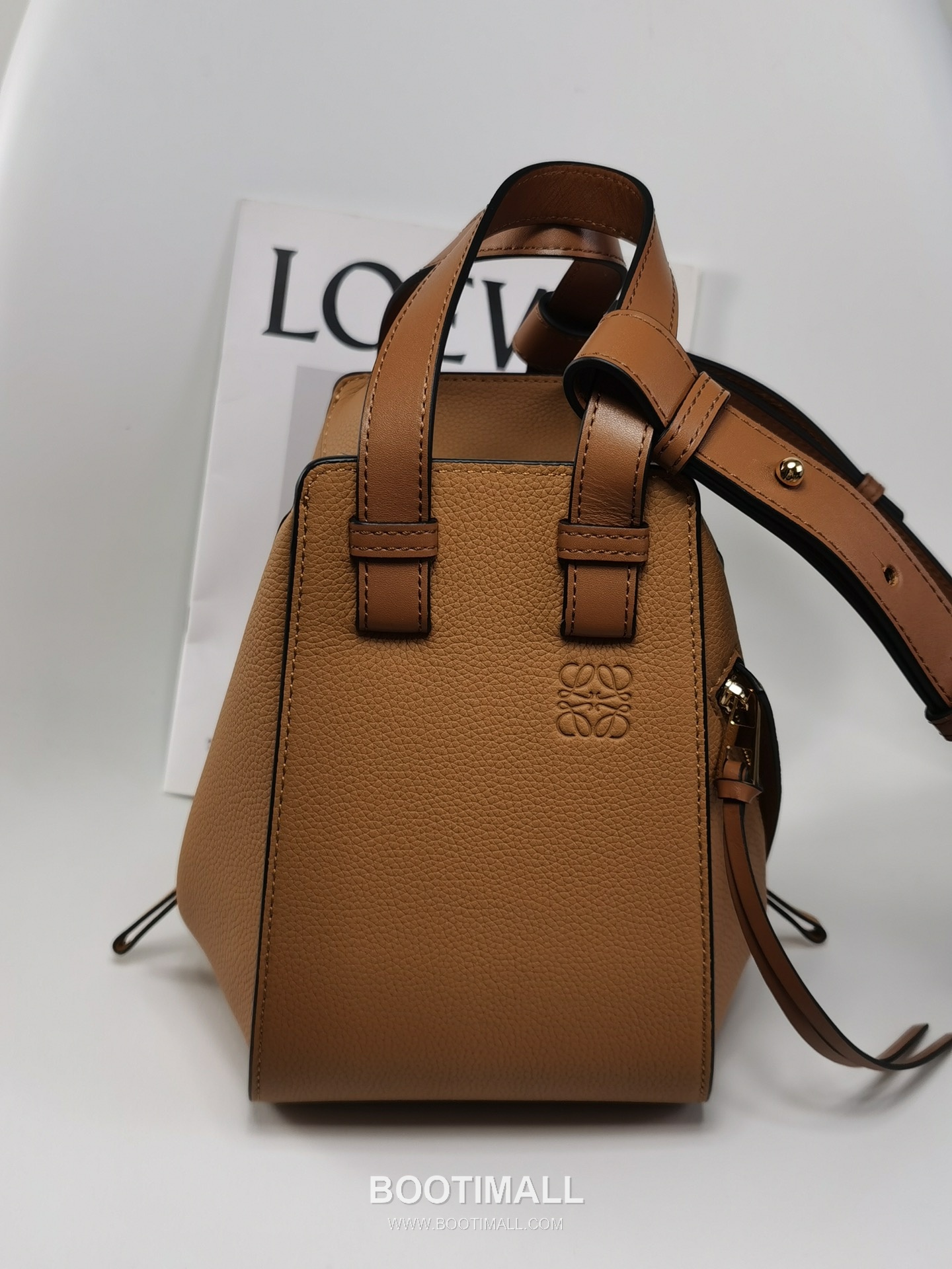 Loewe Hammock Compact Grained Calfskin Leather Shoulder Bag 8047 로에베 해먹 컴팩트 그레인 카프스킨 숄더 크로스백 20cm 1