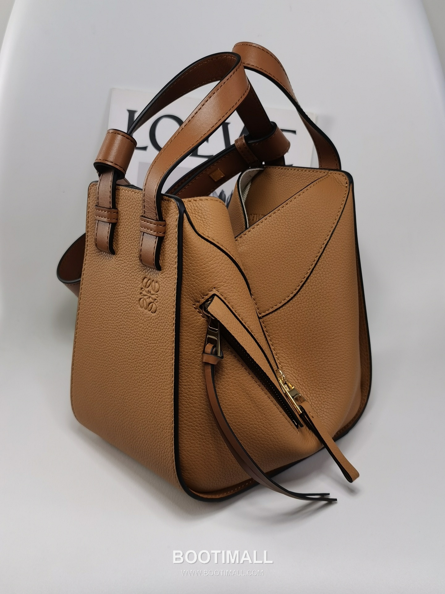 Loewe Hammock Compact Grained Calfskin Leather Shoulder Bag 8047 로에베 해먹 컴팩트 그레인 카프스킨 숄더 크로스백 20cm 2
