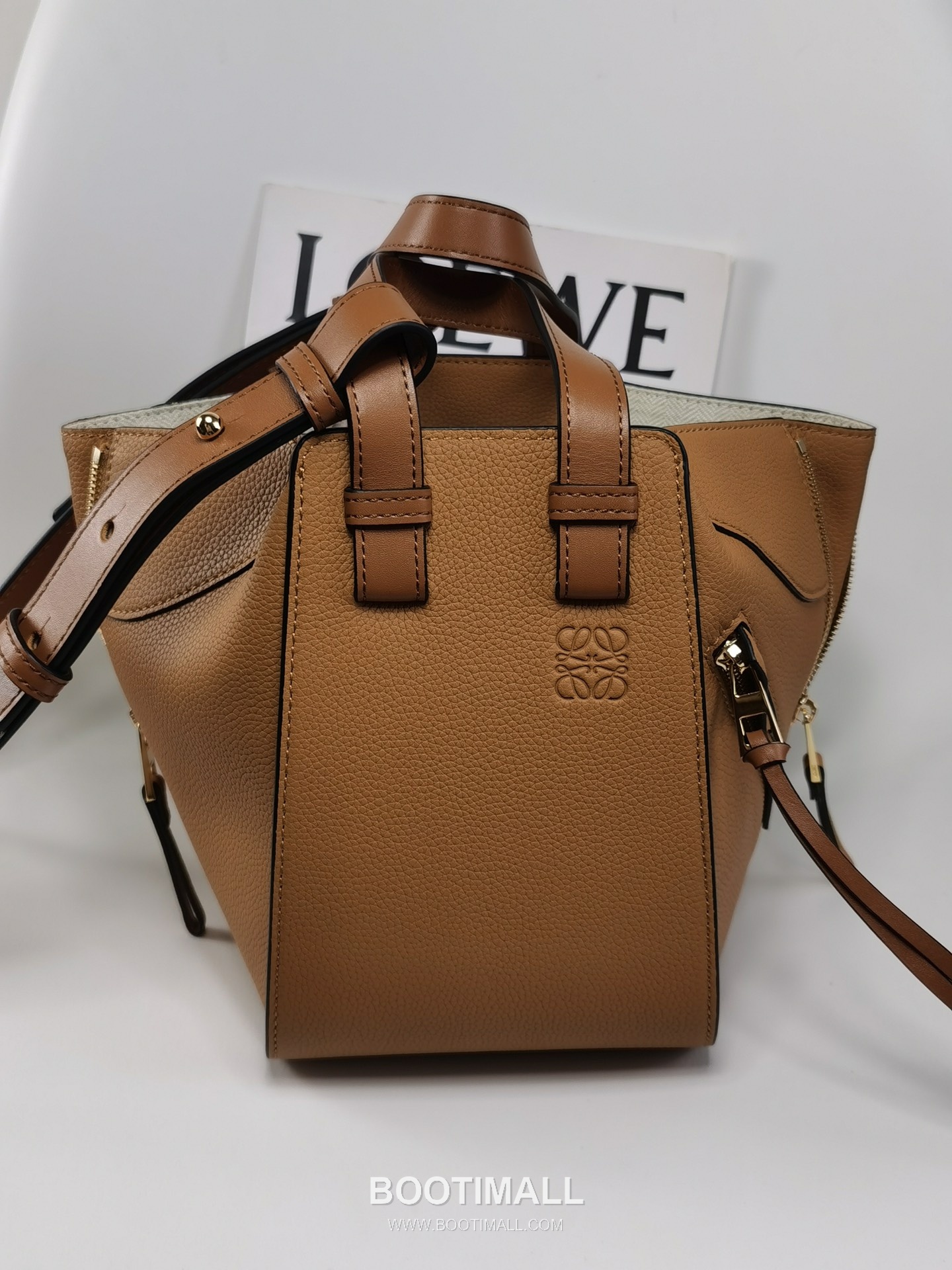 Loewe Hammock Compact Grained Calfskin Leather Shoulder Bag 8047 로에베 해먹 컴팩트 그레인 카프스킨 숄더 크로스백 20cm 4