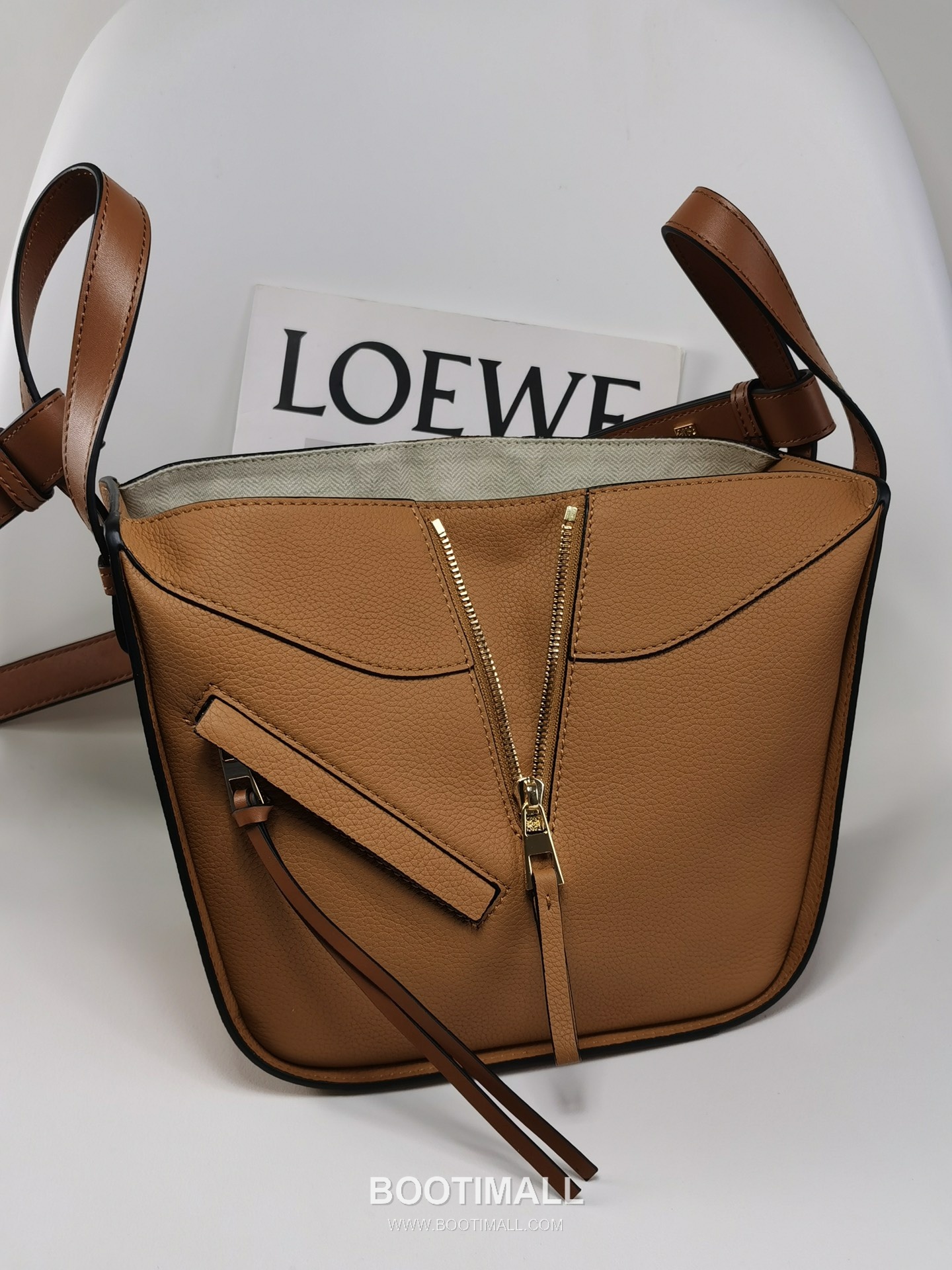Loewe Hammock Compact Grained Calfskin Leather Shoulder Bag 8047 로에베 해먹 컴팩트 그레인 카프스킨 숄더 크로스백 20cm 5