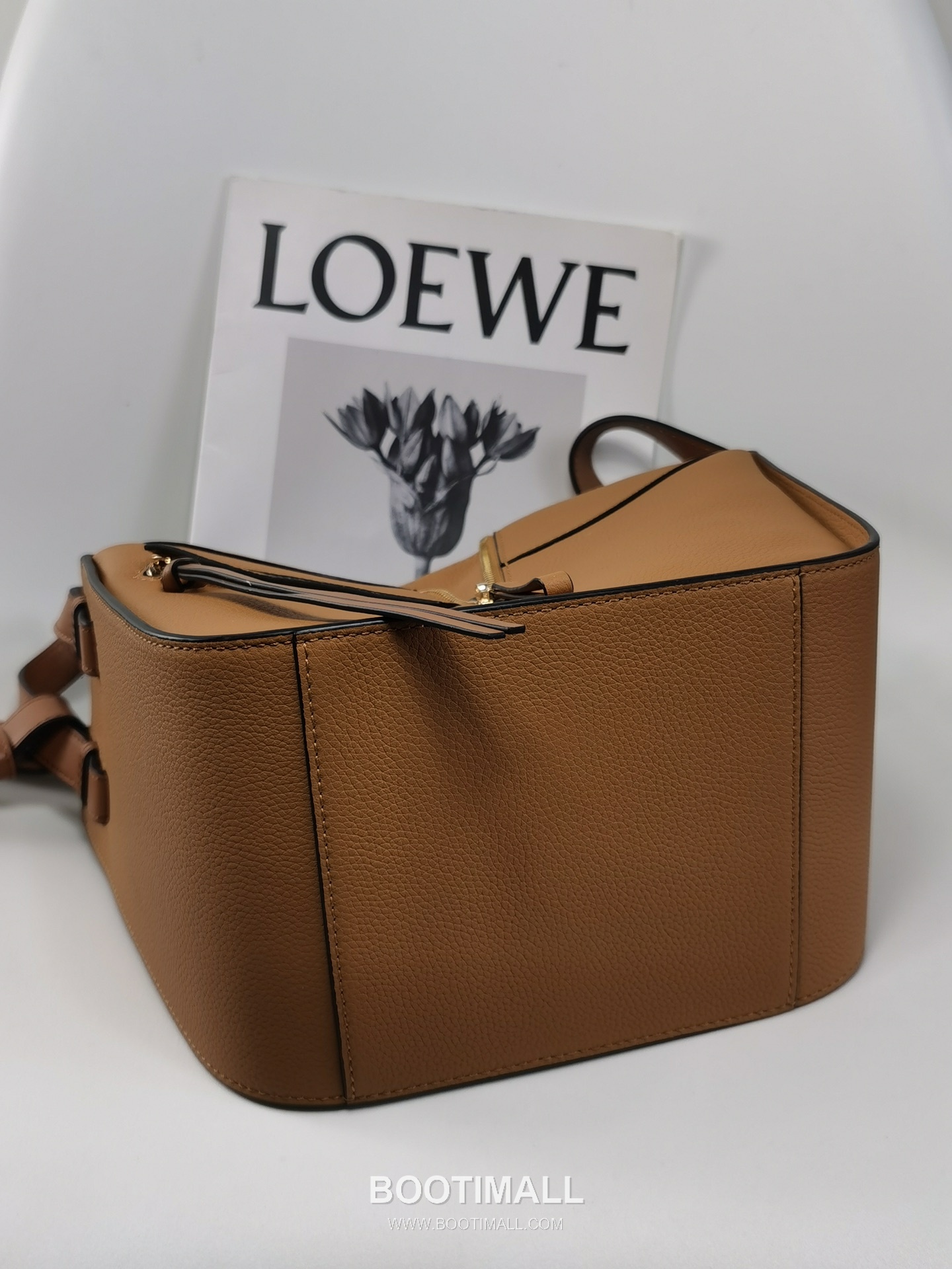 Loewe Hammock Compact Grained Calfskin Leather Shoulder Bag 8047 로에베 해먹 컴팩트 그레인 카프스킨 숄더 크로스백 20cm 6