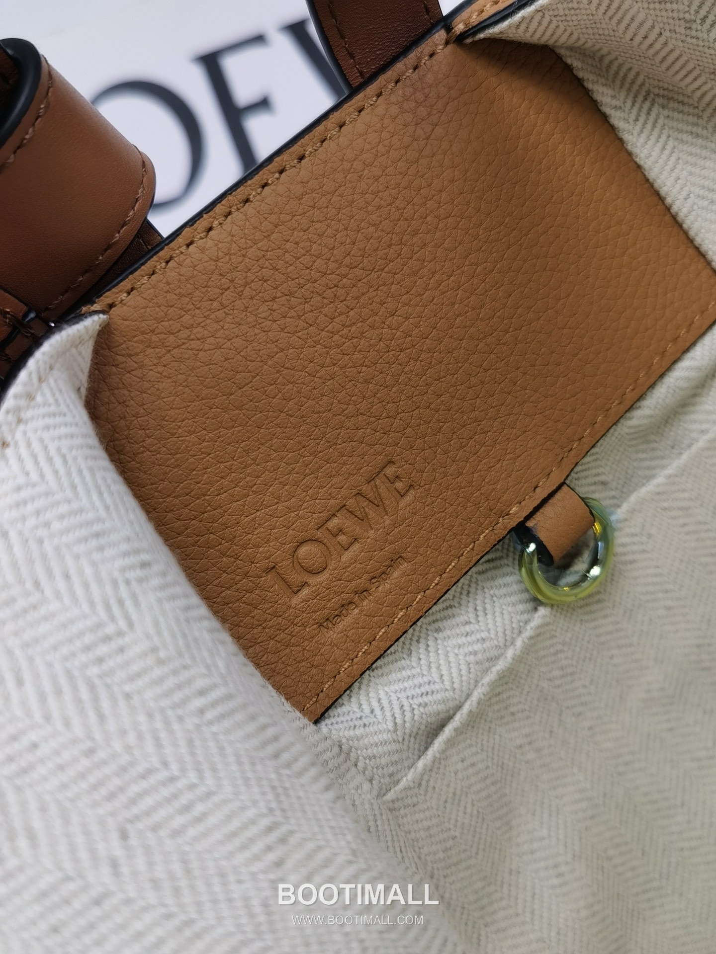Loewe Hammock Compact Grained Calfskin Leather Shoulder Bag 8047 로에베 해먹 컴팩트 그레인 카프스킨 숄더 크로스백 20cm 8