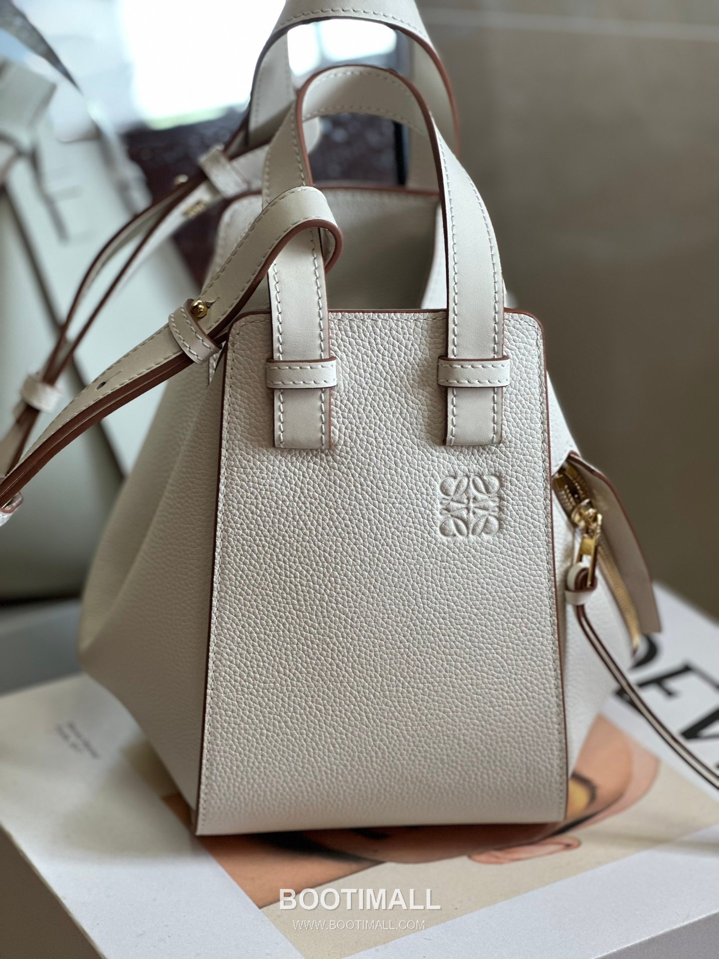 Loewe Hammock Compact Grained Calfskin Leather Shoulder Bag 8047 로에베 해먹 컴팩트 그레인 카프스킨 숄더 크로스백 20cm 1