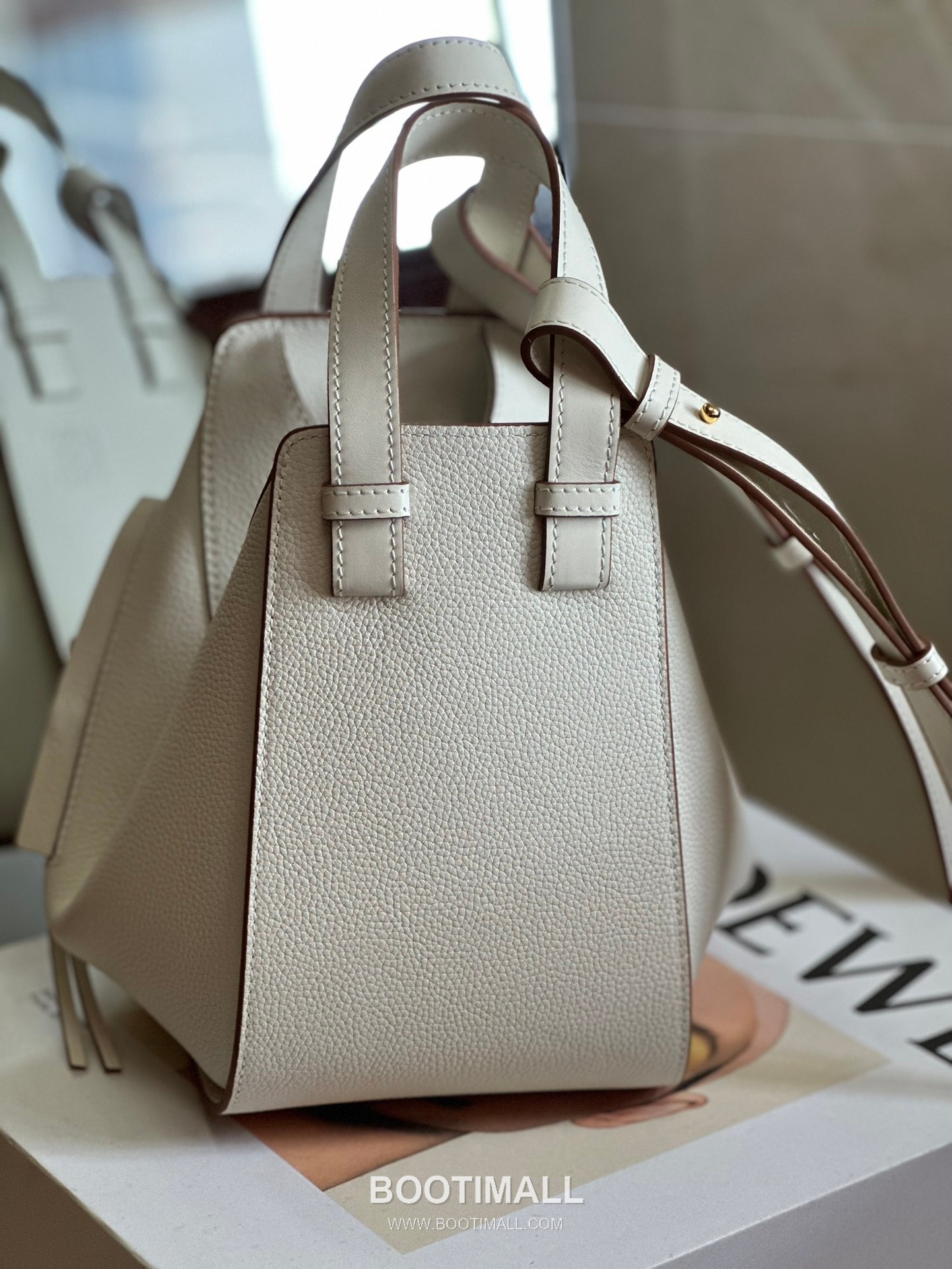 Loewe Hammock Compact Grained Calfskin Leather Shoulder Bag 8047 로에베 해먹 컴팩트 그레인 카프스킨 숄더 크로스백 20cm 2