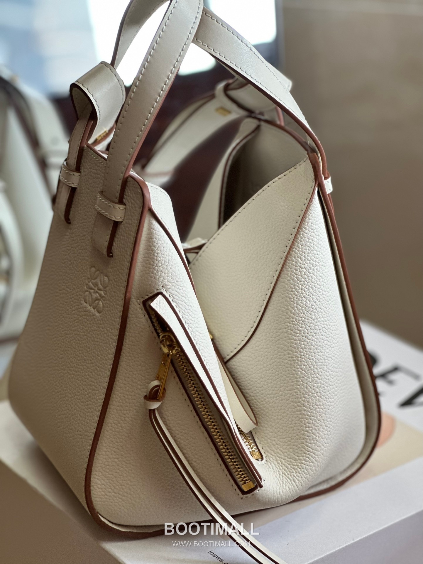 Loewe Hammock Compact Grained Calfskin Leather Shoulder Bag 8047 로에베 해먹 컴팩트 그레인 카프스킨 숄더 크로스백 20cm 3