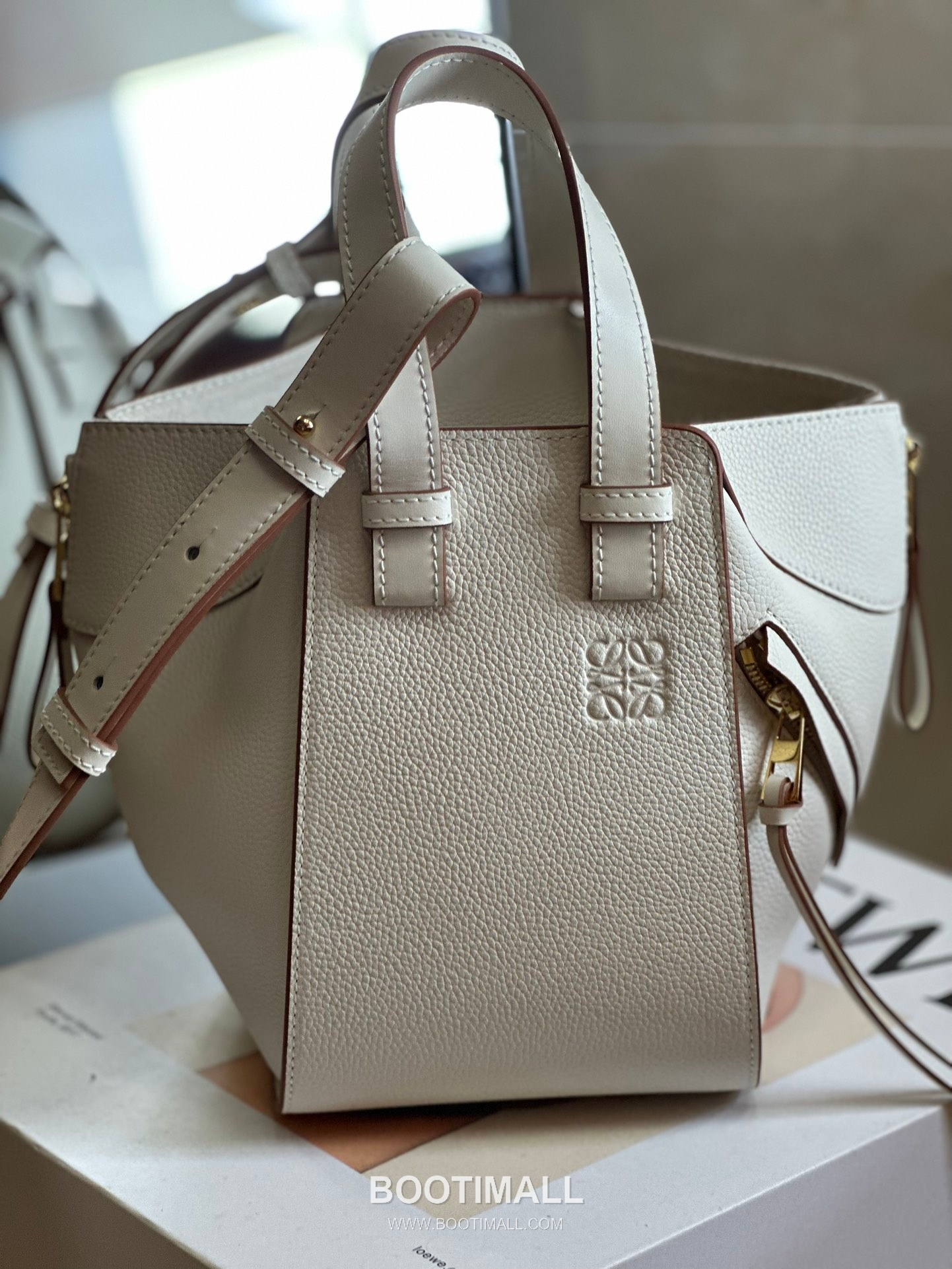 Loewe Hammock Compact Grained Calfskin Leather Shoulder Bag 8047 로에베 해먹 컴팩트 그레인 카프스킨 숄더 크로스백 20cm 4