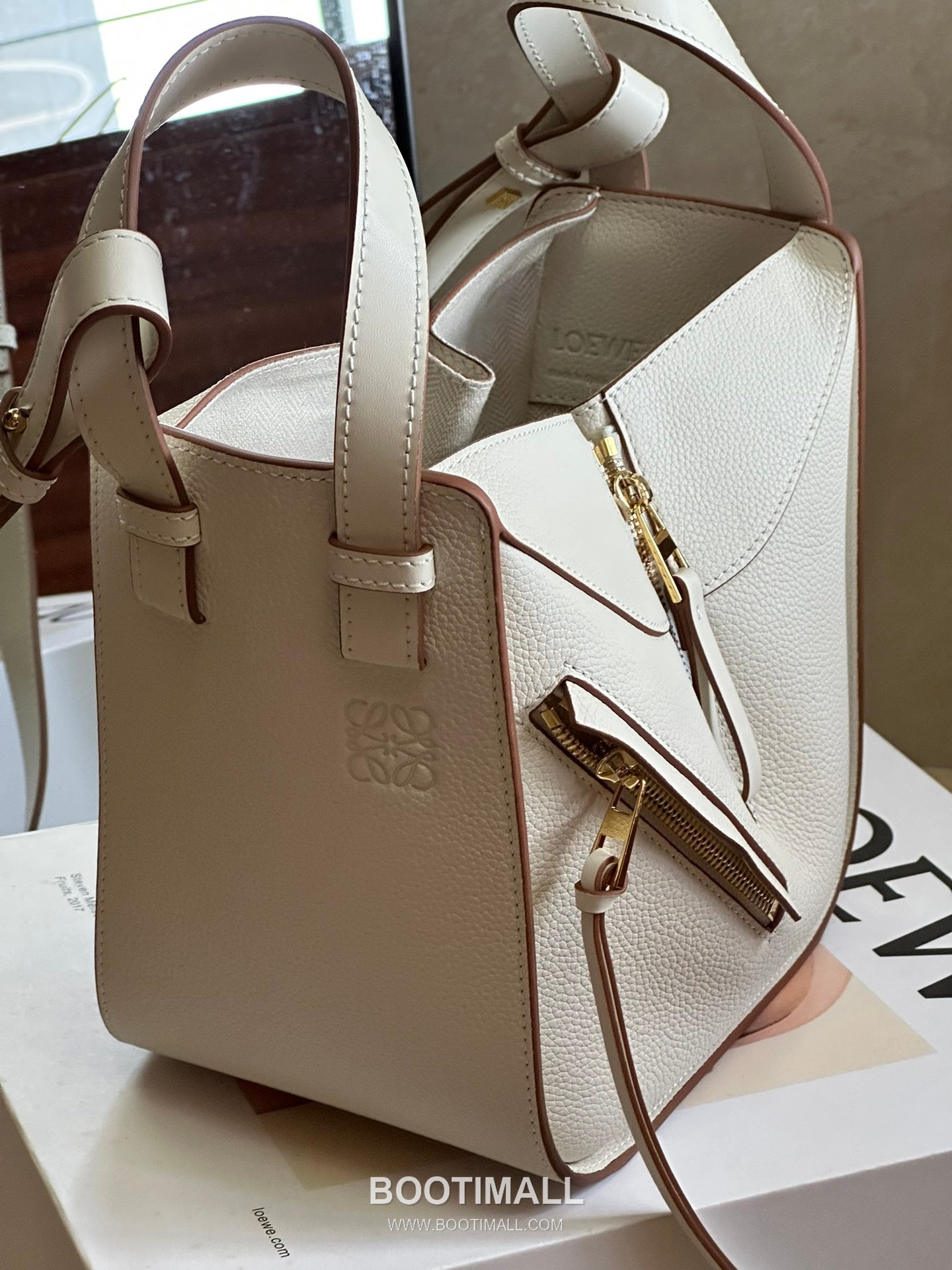 Loewe Hammock Compact Grained Calfskin Leather Shoulder Bag 8047 로에베 해먹 컴팩트 그레인 카프스킨 숄더 크로스백 20cm 5