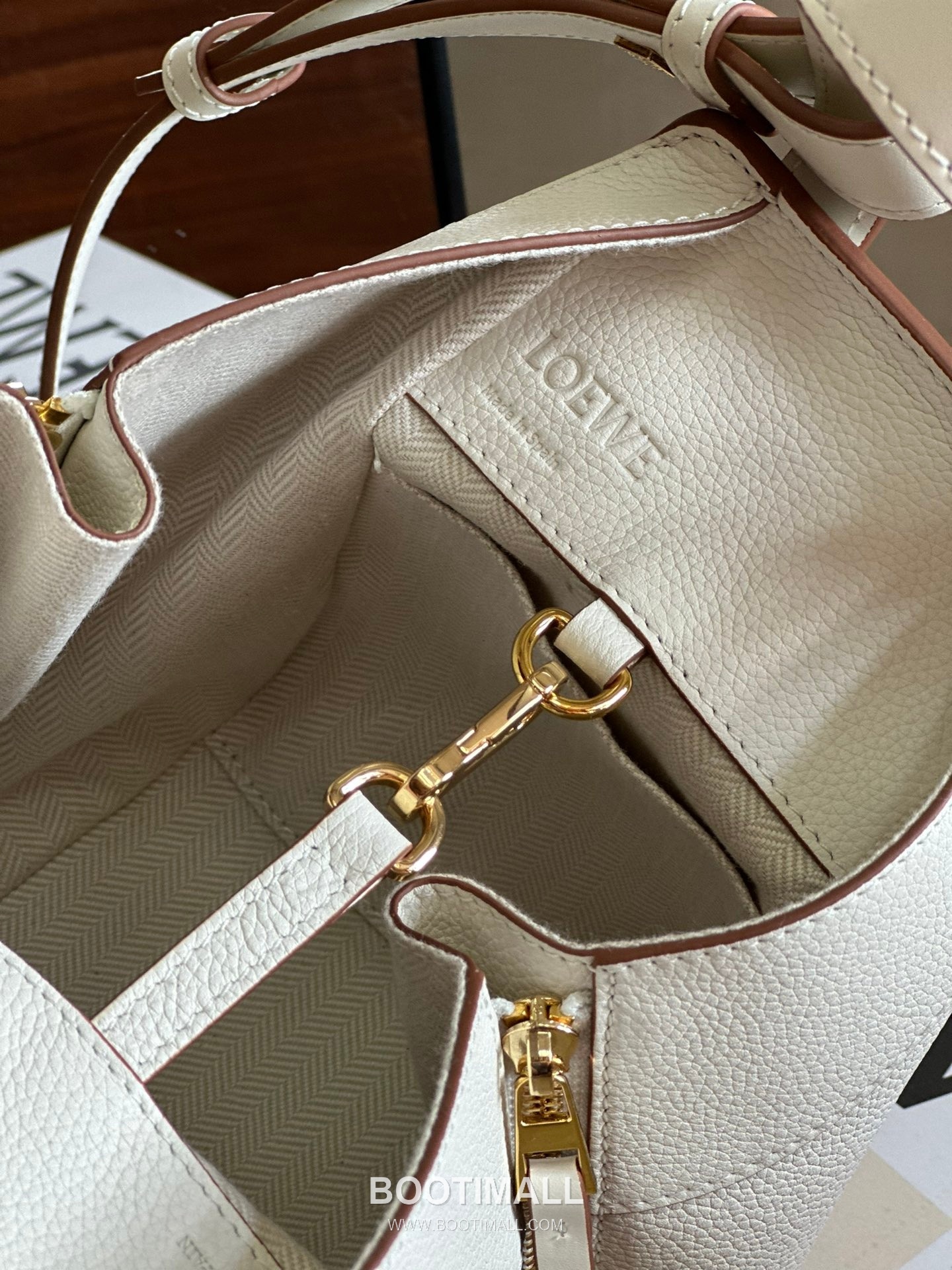 Loewe Hammock Compact Grained Calfskin Leather Shoulder Bag 8047 로에베 해먹 컴팩트 그레인 카프스킨 숄더 크로스백 20cm 6