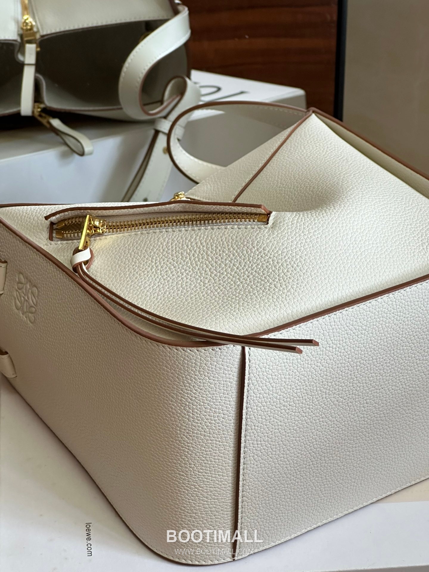 Loewe Hammock Compact Grained Calfskin Leather Shoulder Bag 8047 로에베 해먹 컴팩트 그레인 카프스킨 숄더 크로스백 20cm 7