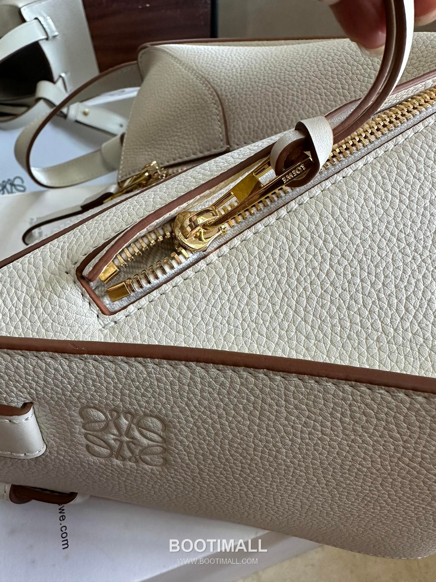 Loewe Hammock Compact Grained Calfskin Leather Shoulder Bag 8047 로에베 해먹 컴팩트 그레인 카프스킨 숄더 크로스백 20cm 8